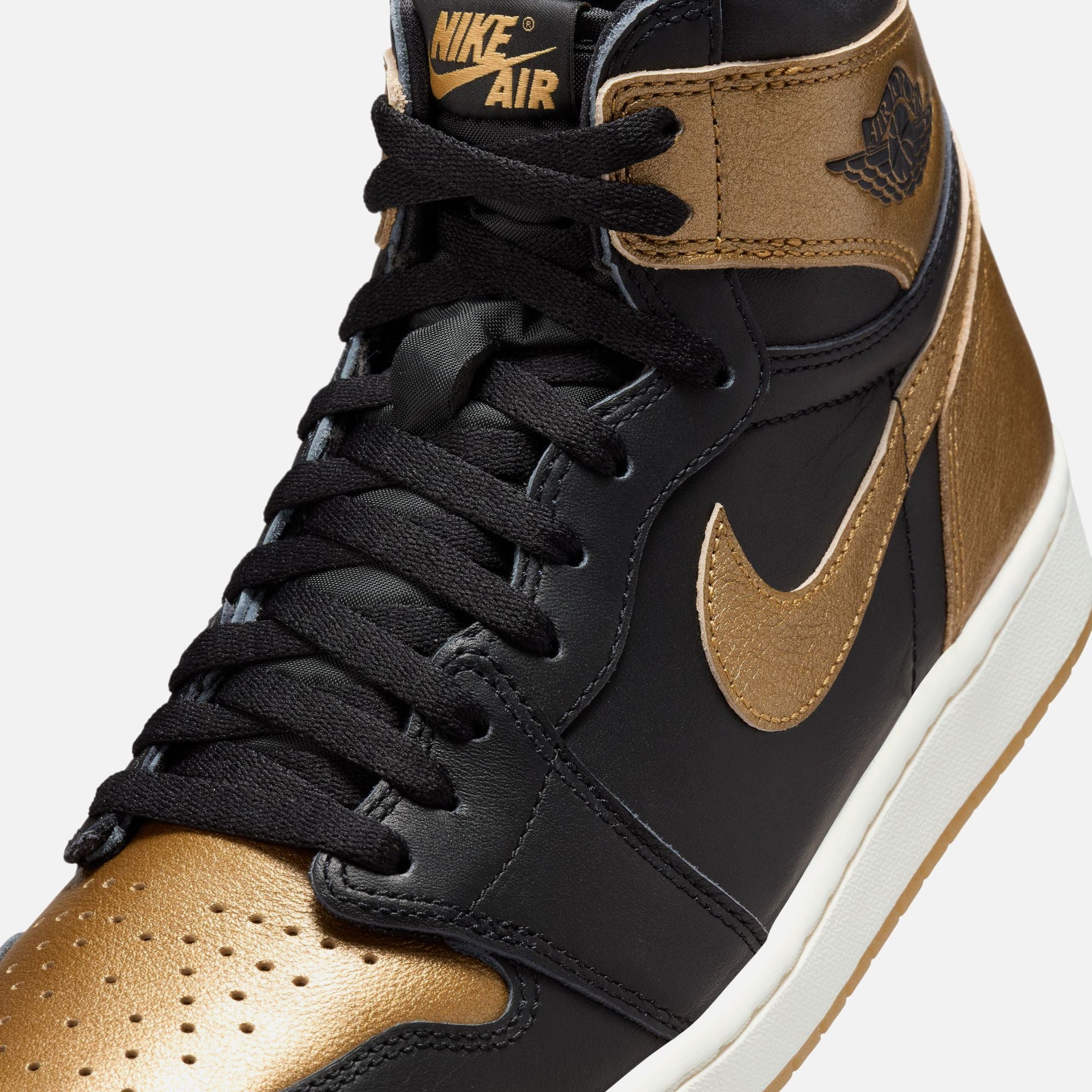 Jordan Air Jordan 1 Retro High OG - Black / Metallic Gold