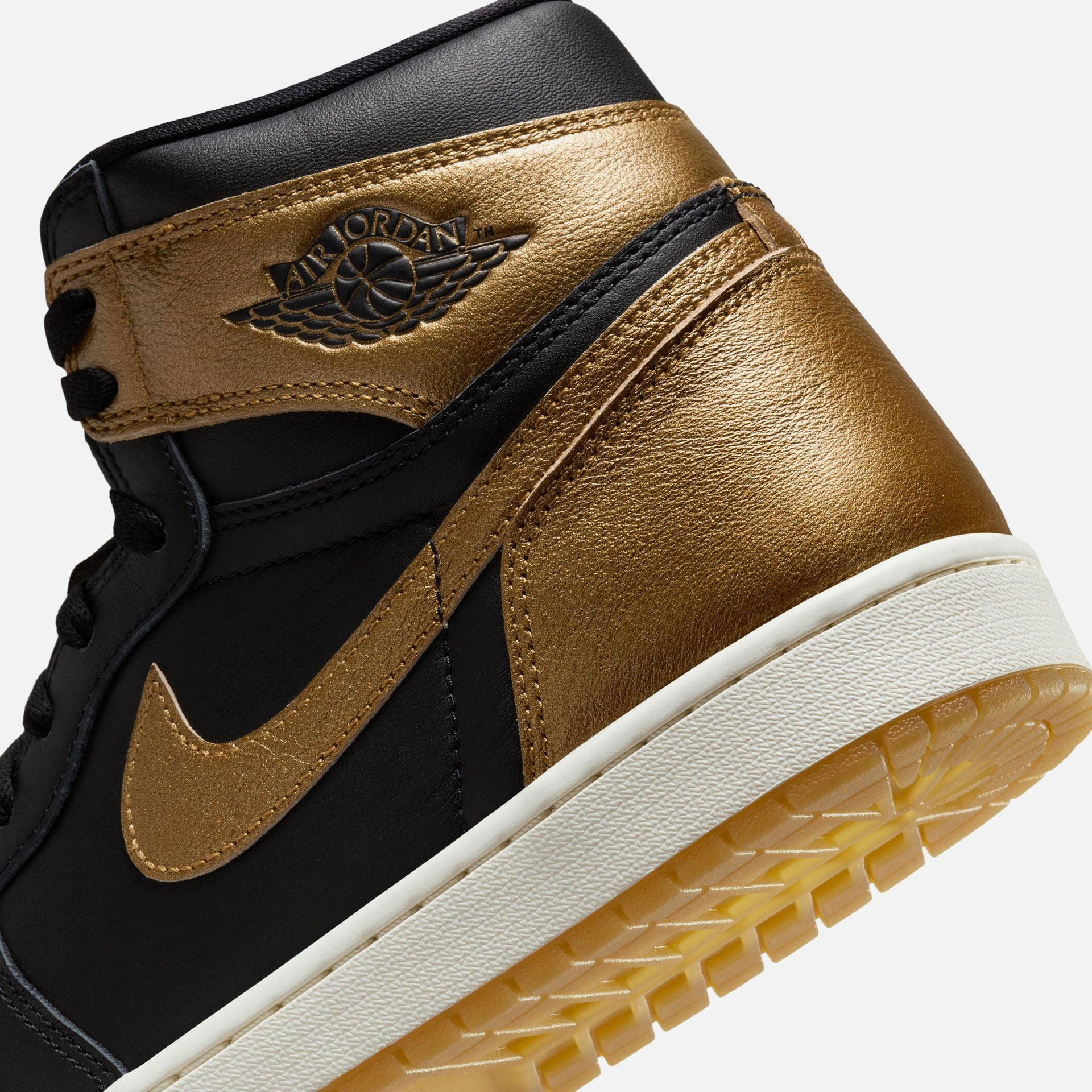 Jordan Air Jordan 1 Retro High OG - Black / Metallic Gold