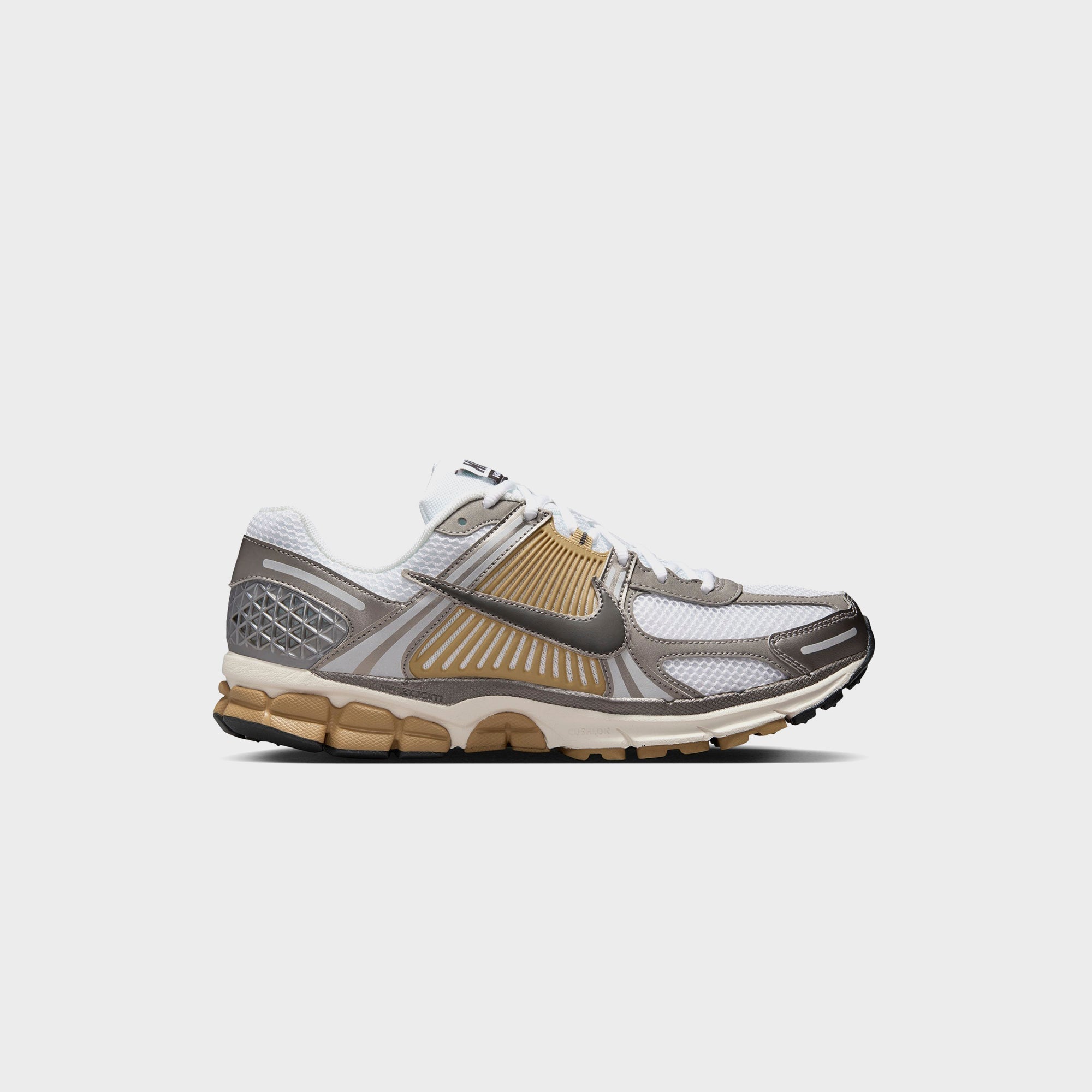 ナイキ ズーム ボメロ 5 – メタリック ピューター / ミディアム アッシュ パラシュート – Kith Europe