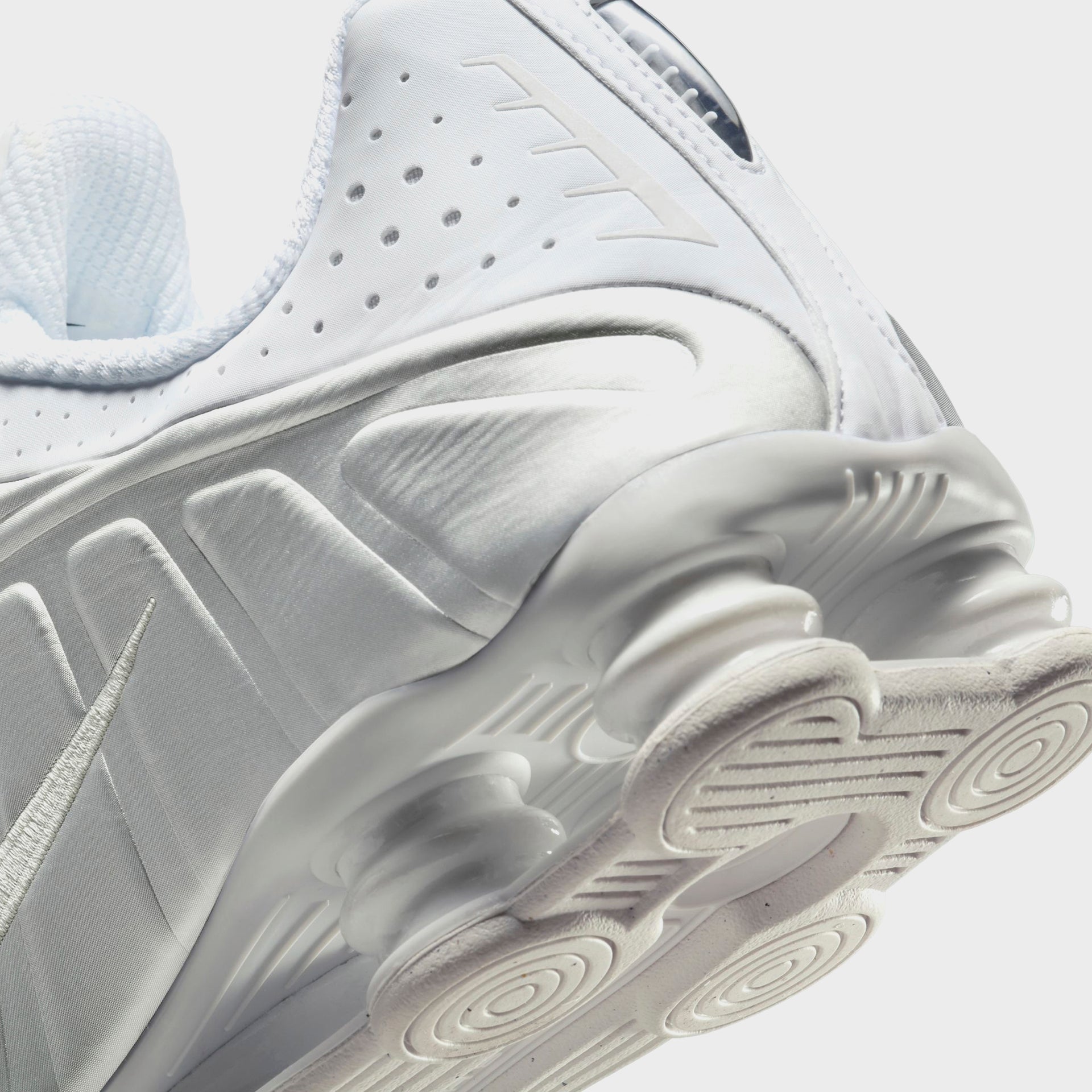 Nike Shox R4  - White / Bright Crimson / Metallic Silver