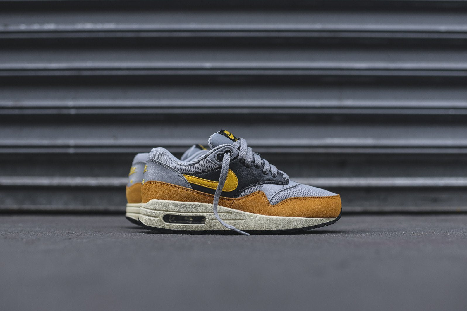 Nike WMNS Air Max 1 Essential - Wolf Grey / Gold Leaf