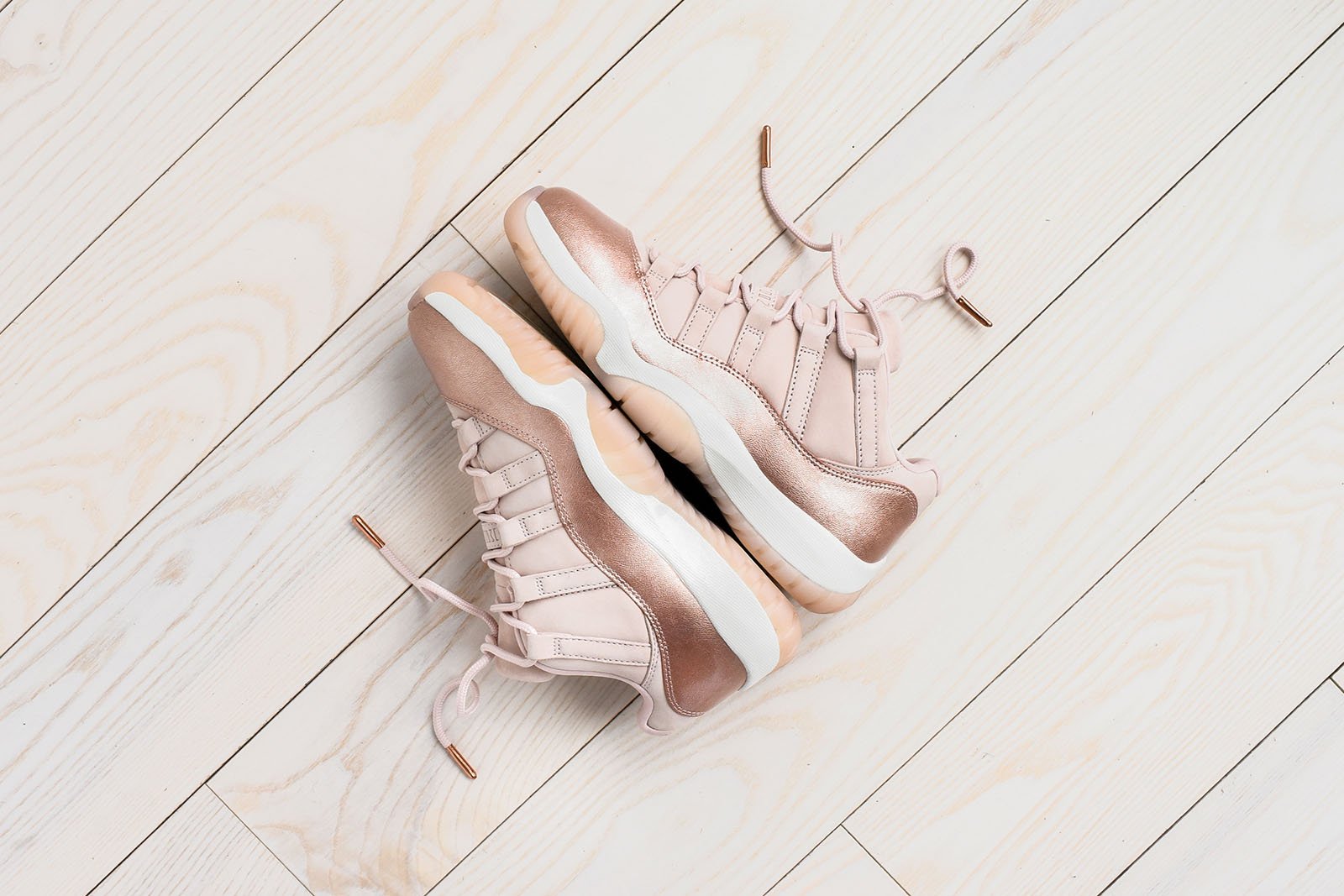 Nike WMNS Air Jordan 11 Retro Low - Sail / Metallic Red / Bronze