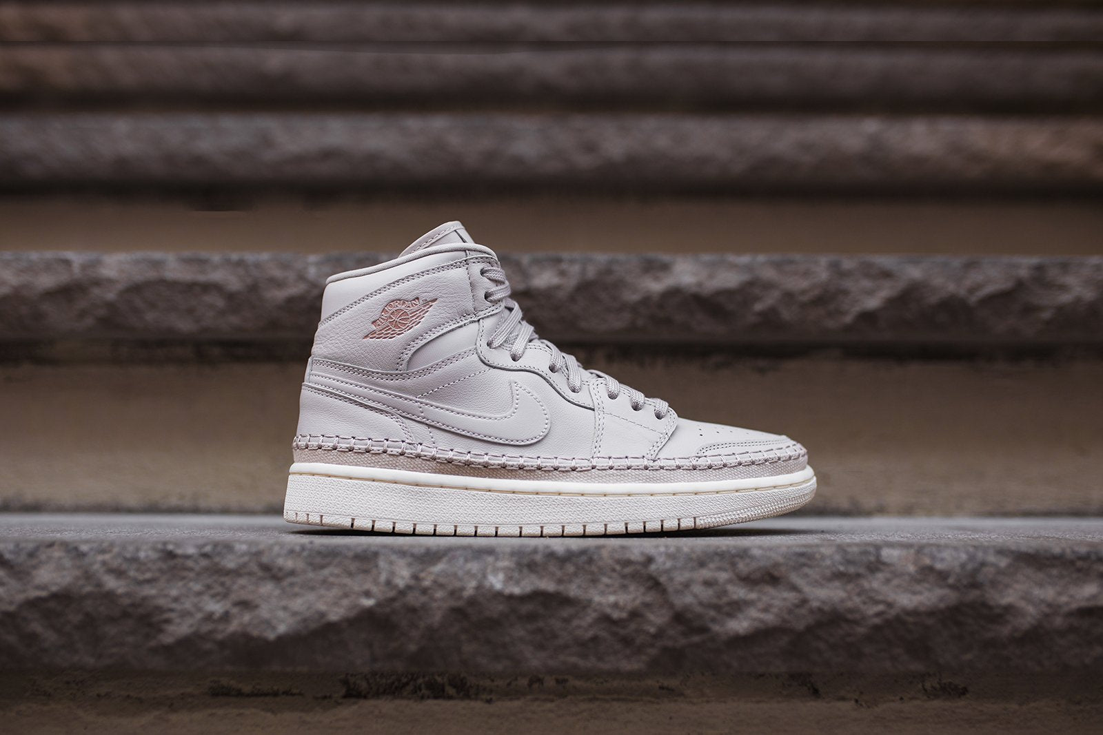 Nike WMNS Air Jordan 1 Retro High Premium - Desert Sand / Metallic Red
