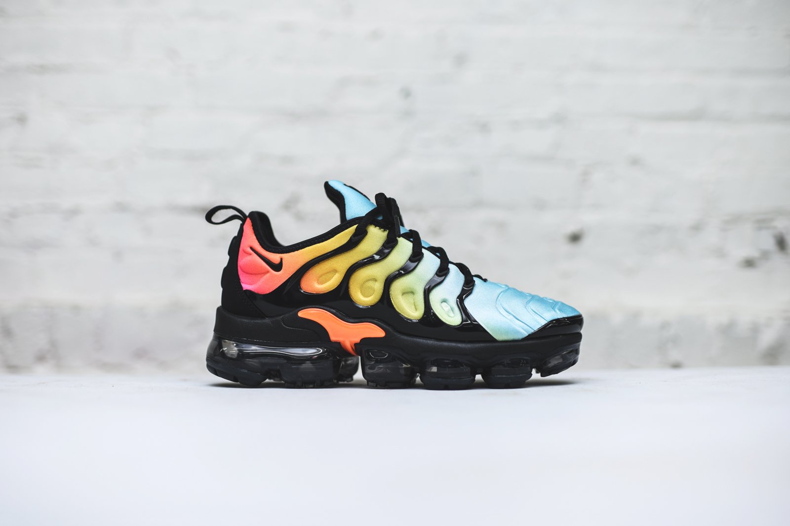 Nike WMNS Air Vapormax Plus - Black / Teal / Red