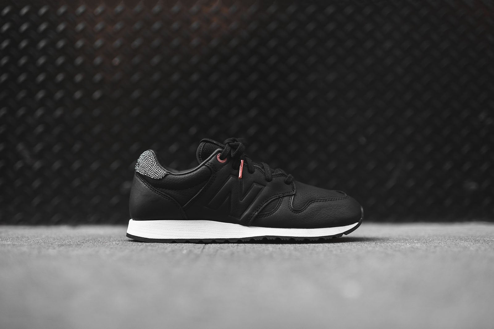 New Balance WMNS 520 - Black / Copper / Metallic