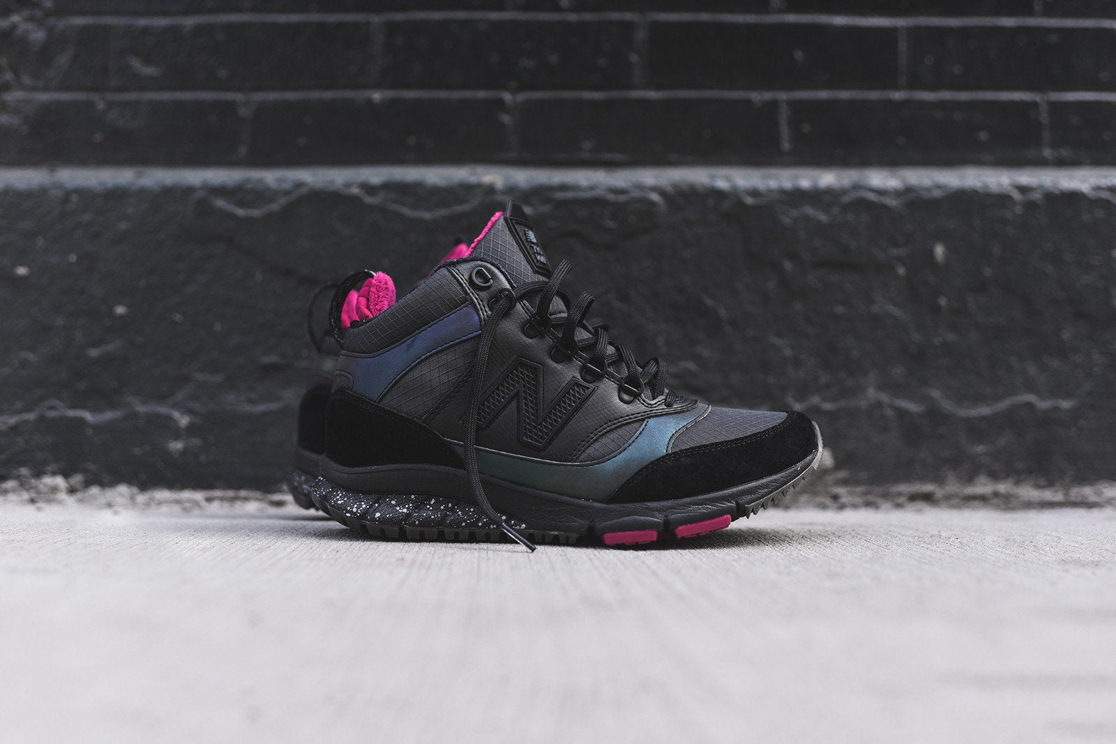 New Balance WMNS 710 - Black / Iridescent
