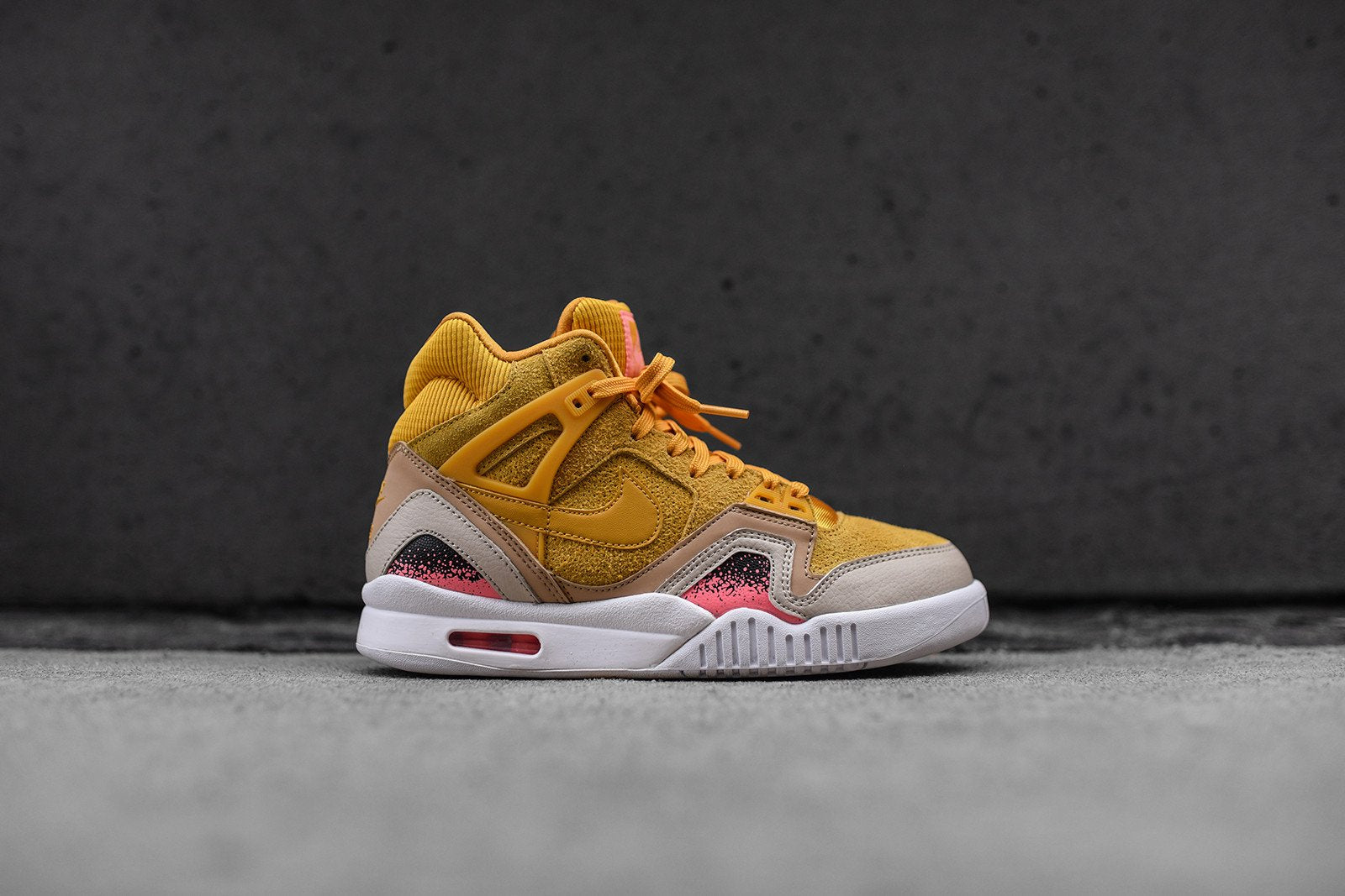 Nike WMNS Air Tech Challenge II SE - Gold