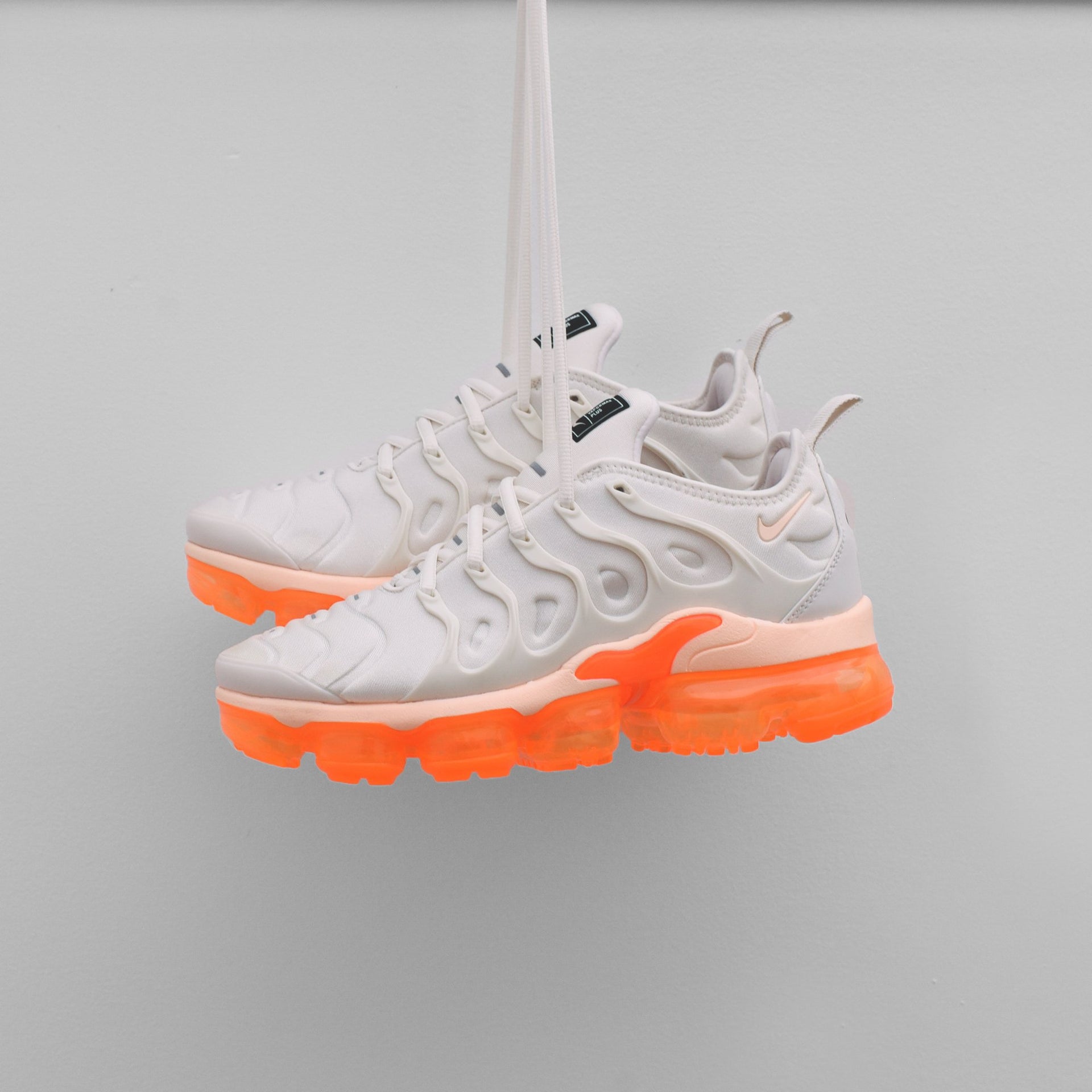 Nike WMNS Air Vapormax Plus - Phantom / Crimson / Tint Total