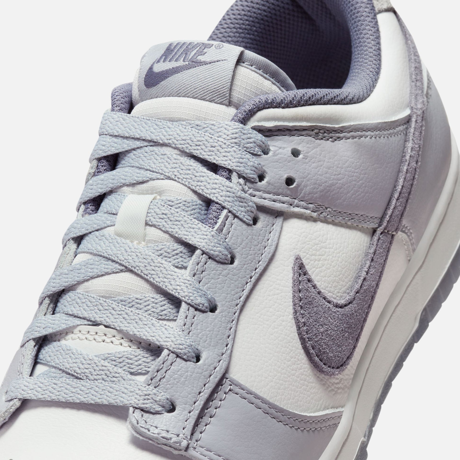 Nike Dunk Low Retro SE - White / Light Carbon / Platinum