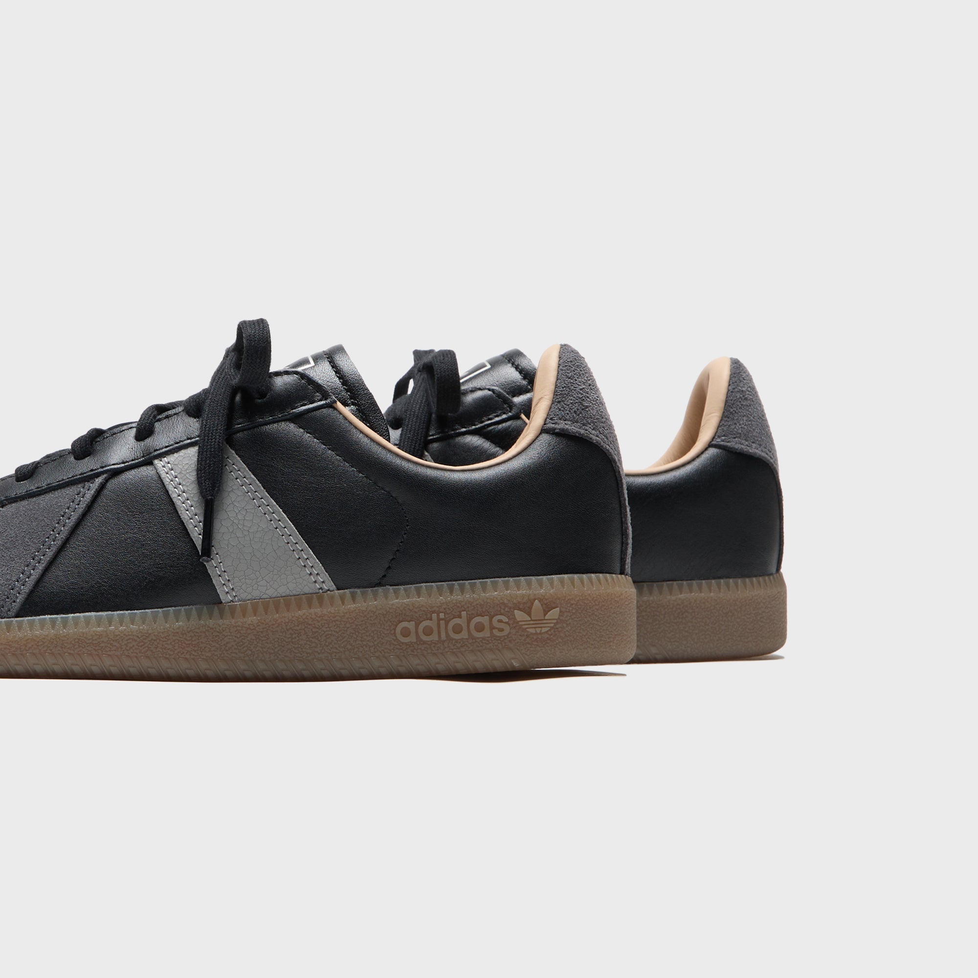 【23.5㎝、新品】Kith × adidas BW Army adidas BW Army - Core Black / Charcoal Solid Grey / Gum – Kith Europe