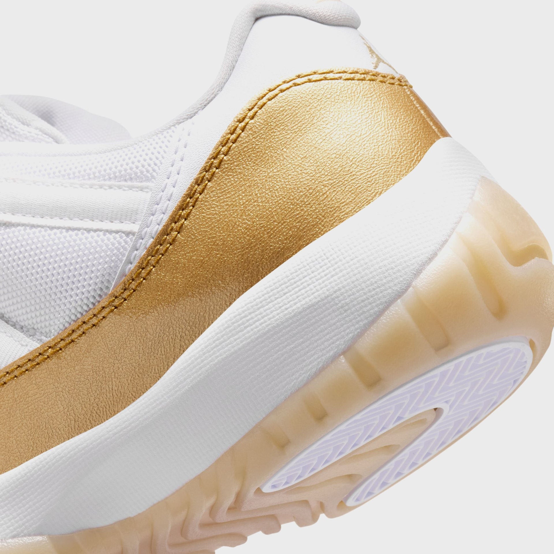 Jordan WMNS Air Jordan 11 Low - White / Metallic Gold