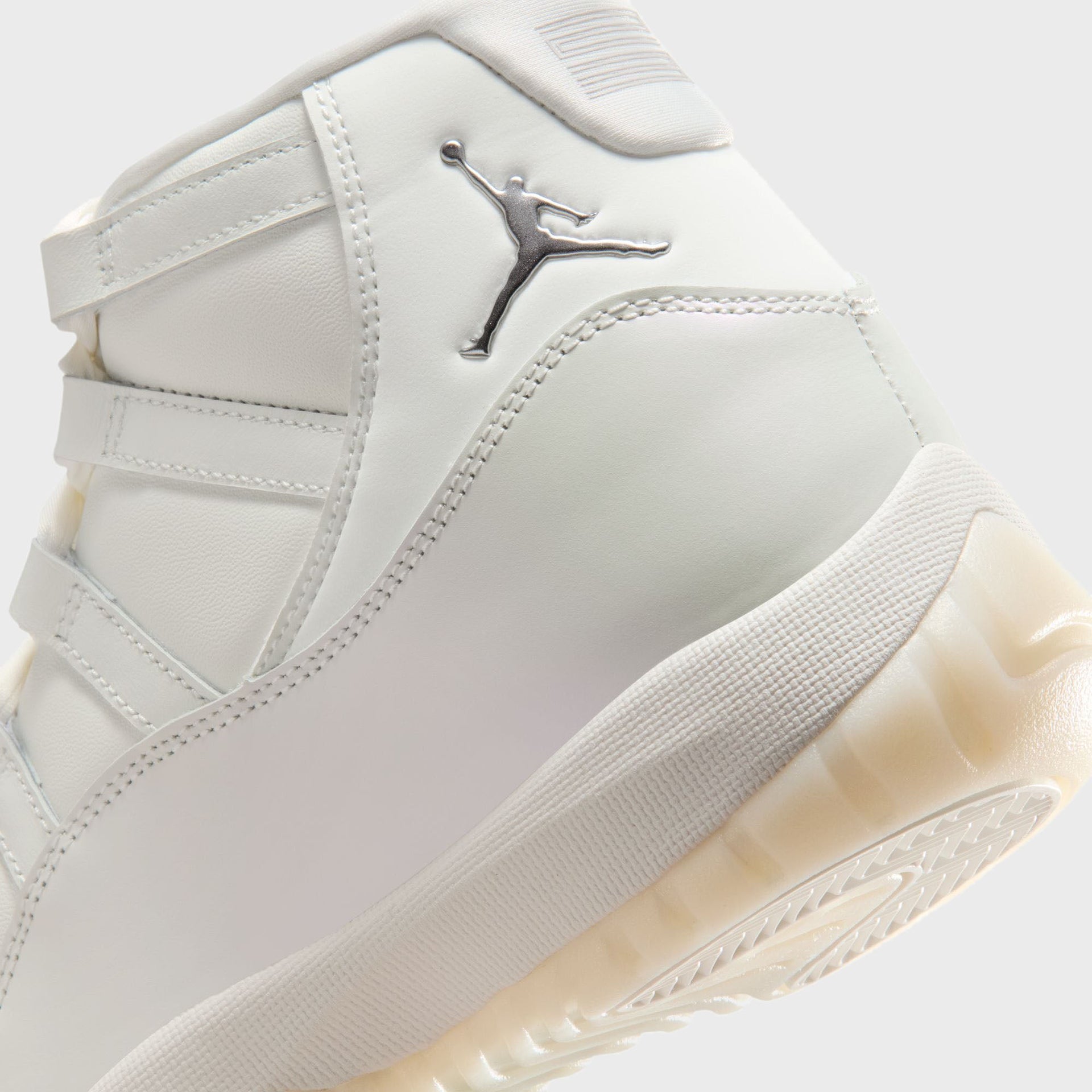 Jordan WMNS Air Jordan 11 Retro - Sail / White / Metallic Silver / Pearl Grey