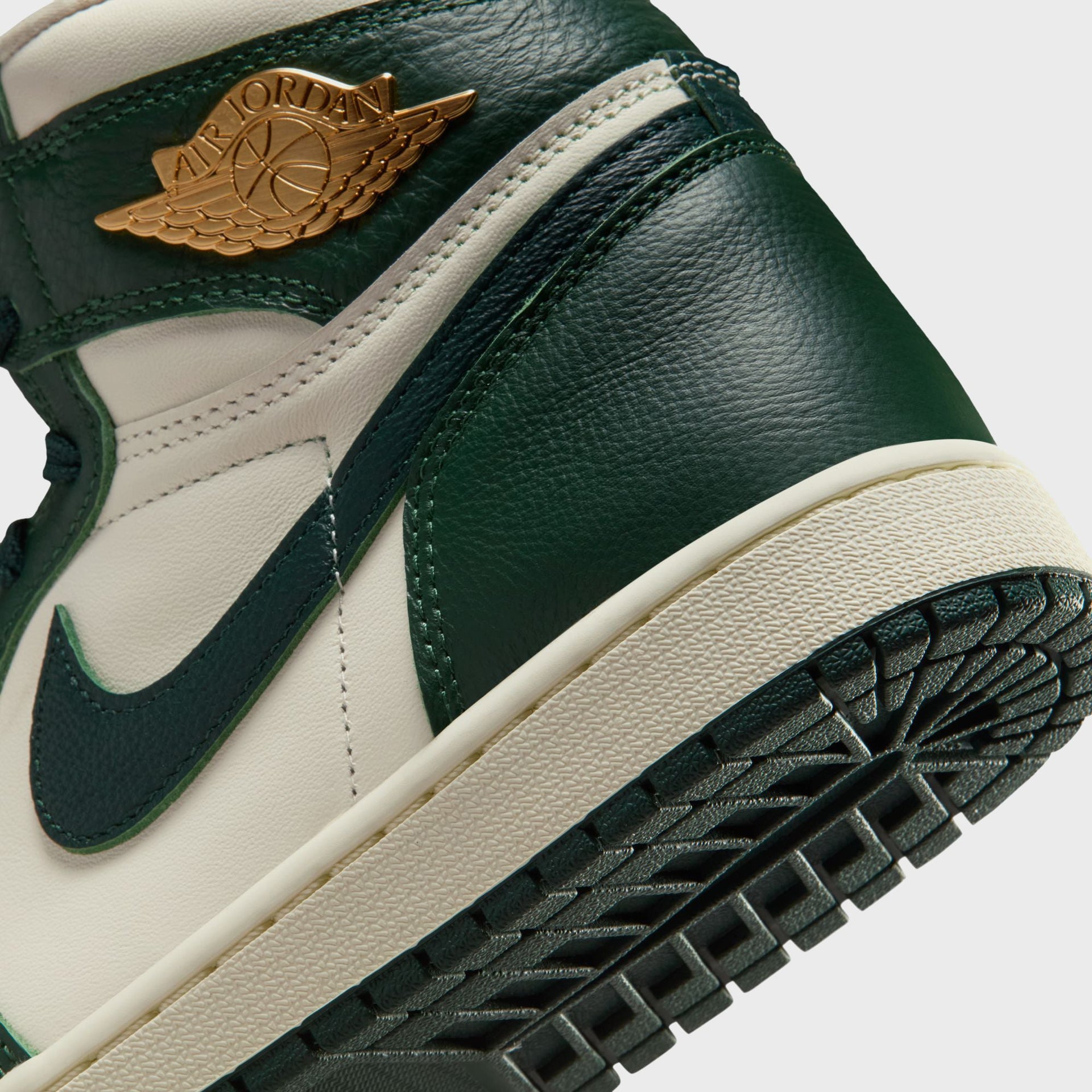 Jordan WMNS Air Jordan 1 Retro High OG - Fir / Coconut Milk / Pro Green