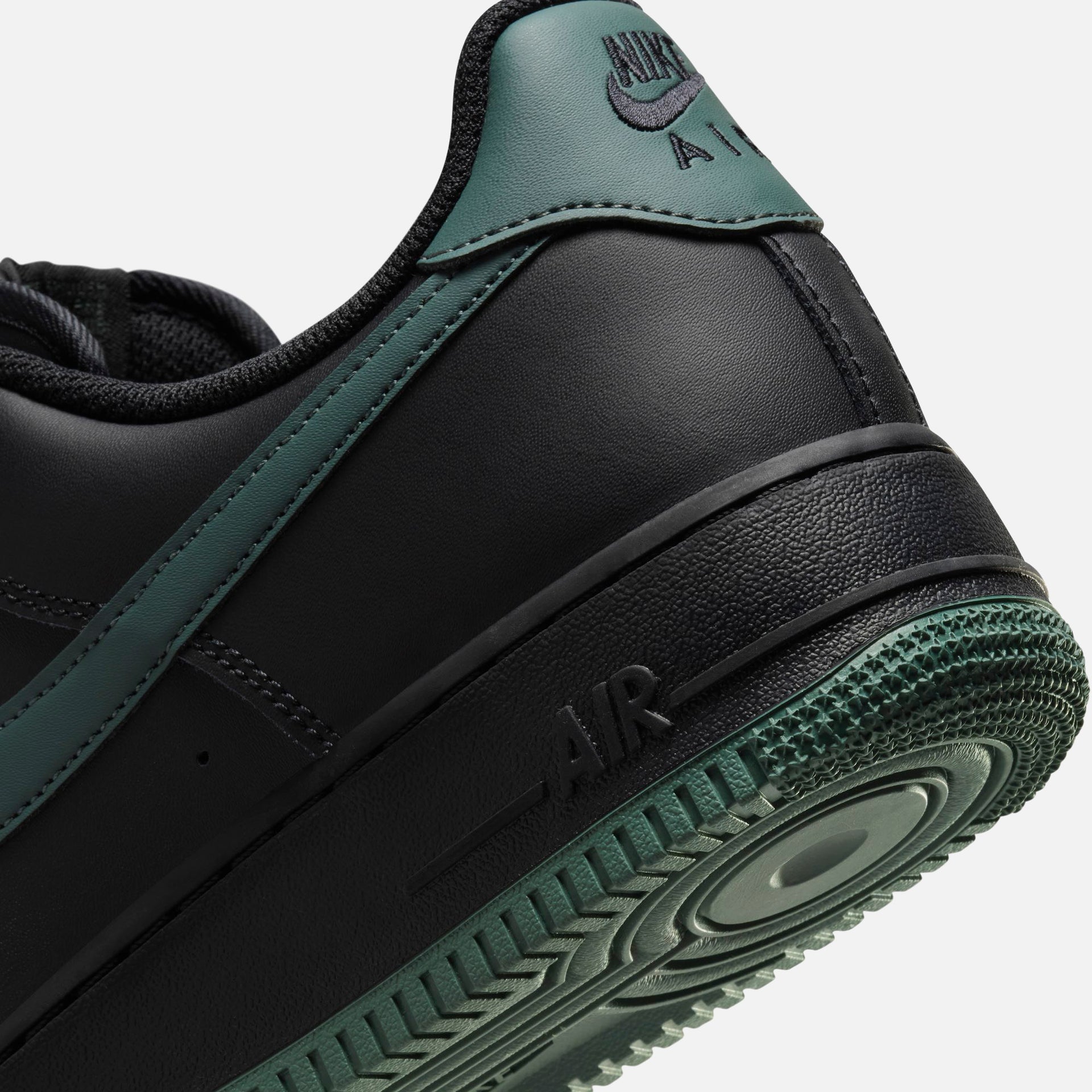 Nike Air Force 1 `07 - Black / Vintage Green