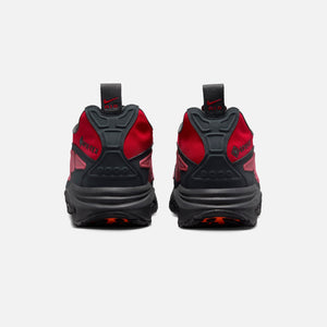 Nike WMNS Air Max SNDR GORE-TEX - Hyper Crimson / Fire Red / Black / Dark Smoke Grey