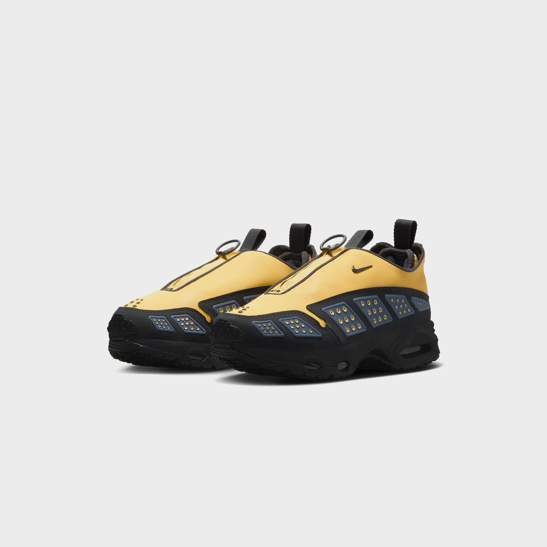Nike WMNS Air Max SNDR - Saturn Gold / Off Noir / Diffused Blue