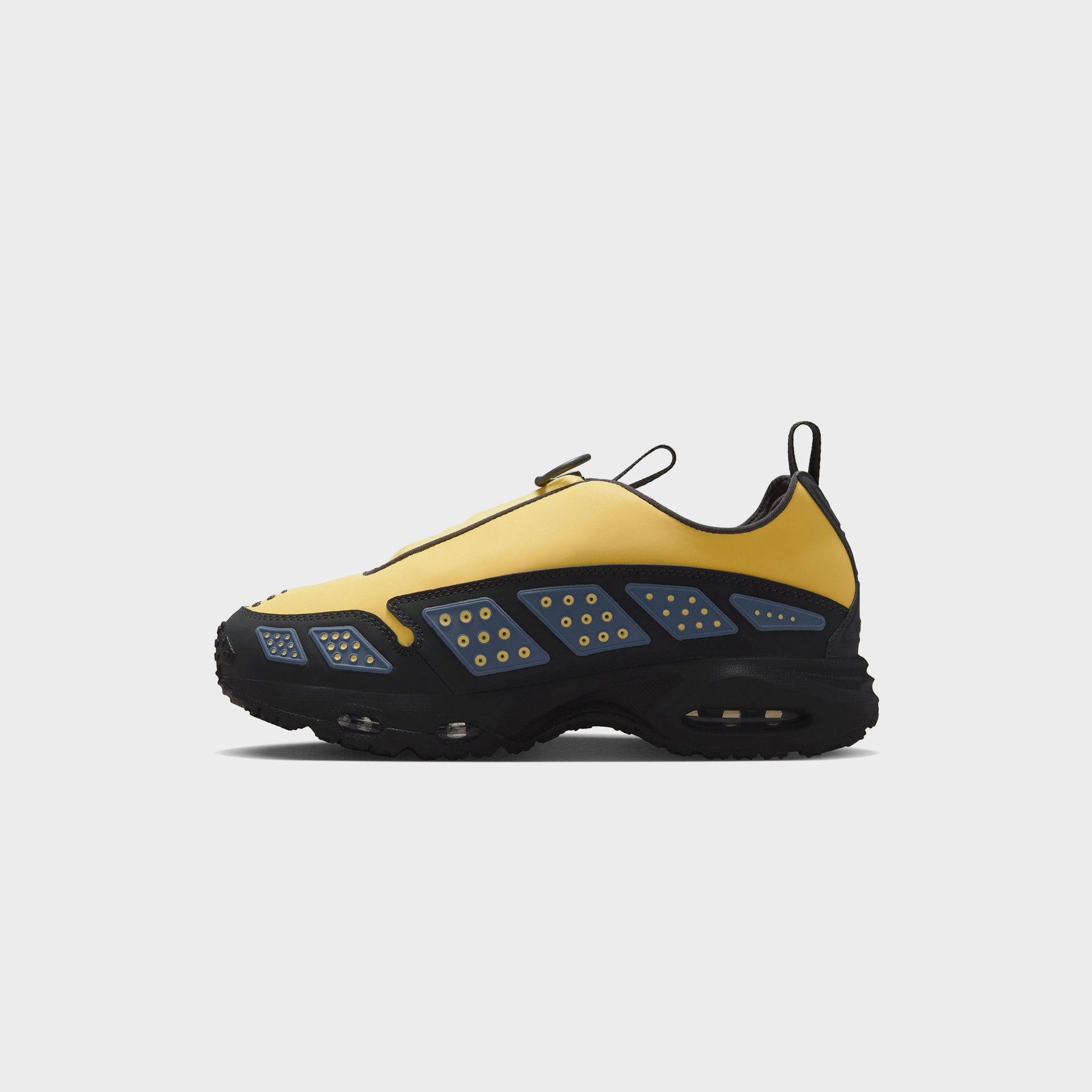 Nike WMNS Air Max SNDR - Saturn Gold / Off Noir / Diffused Blue