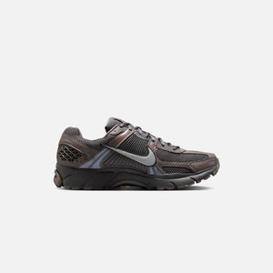 Nike Zoom Vomero 5 - Cave Stone / Metallic Silver