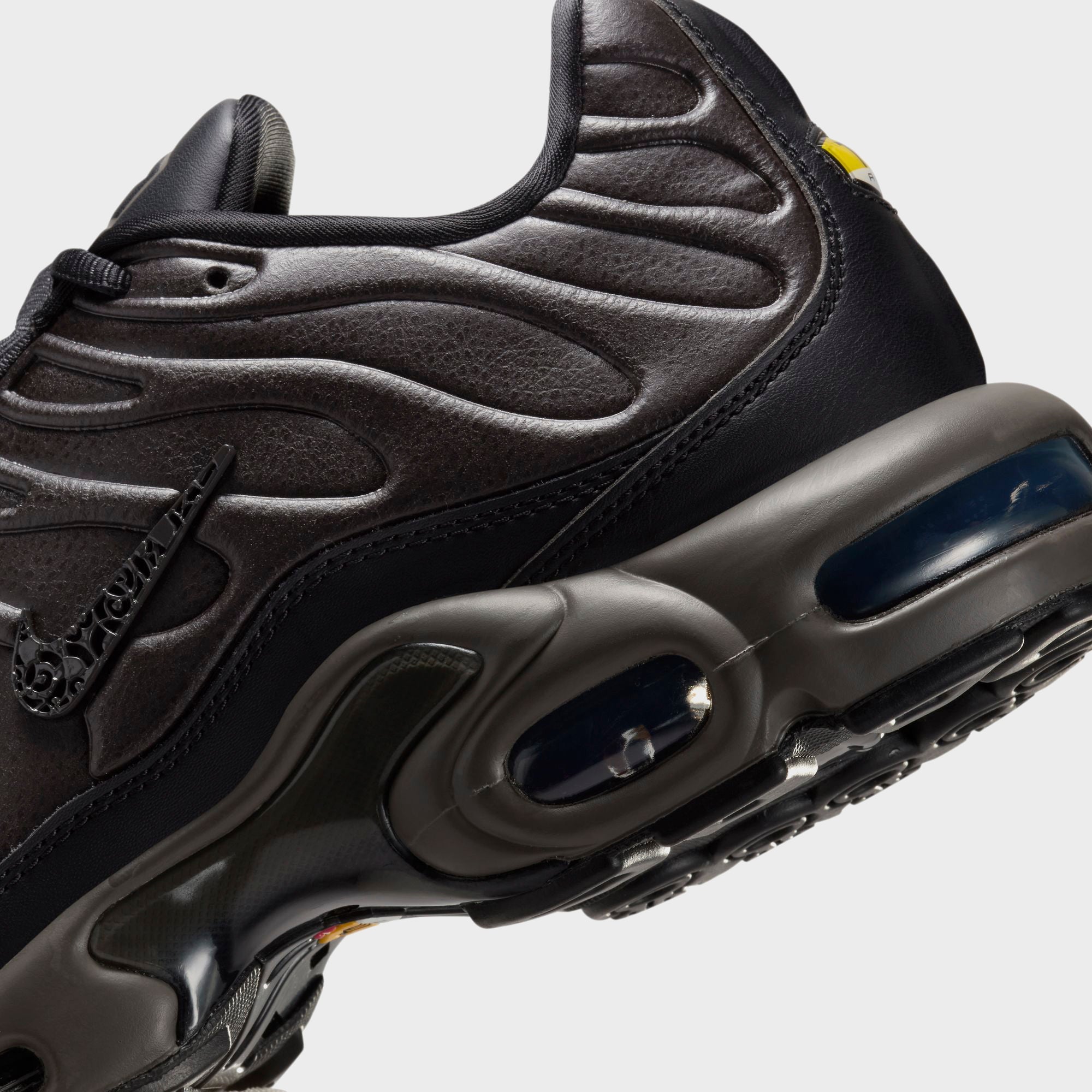 Nike Air Max Plus Premium - Black / Black / Black / Metallic