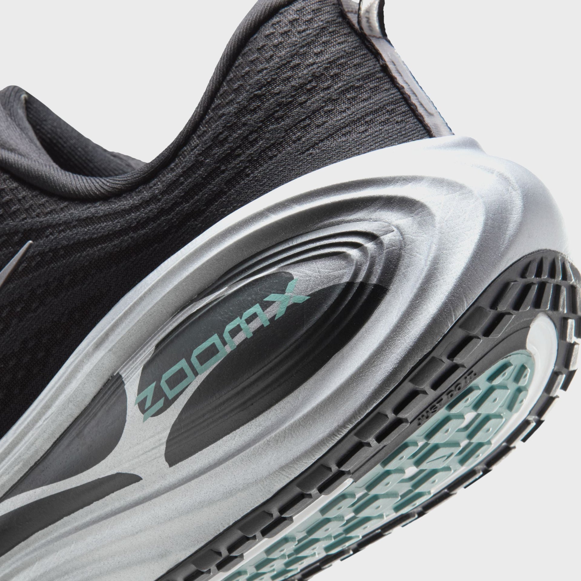 Nike Vomero Plus Anthracite - Reflect Silver / Cannon White