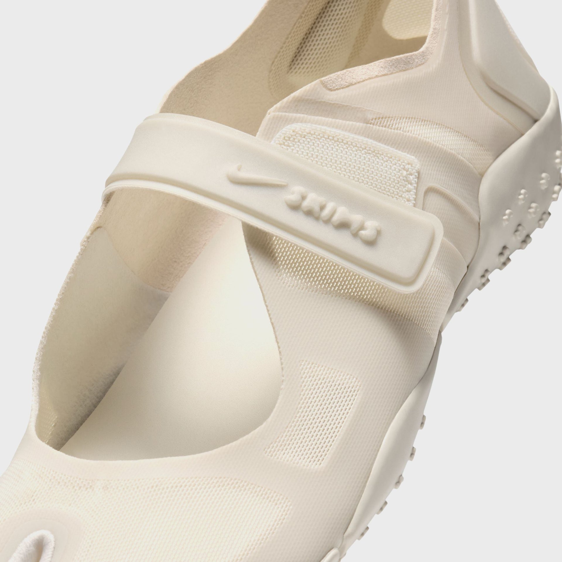 NikeSKIMS WMNS Rift Mesh - Light Bone / Light Orewood Brown