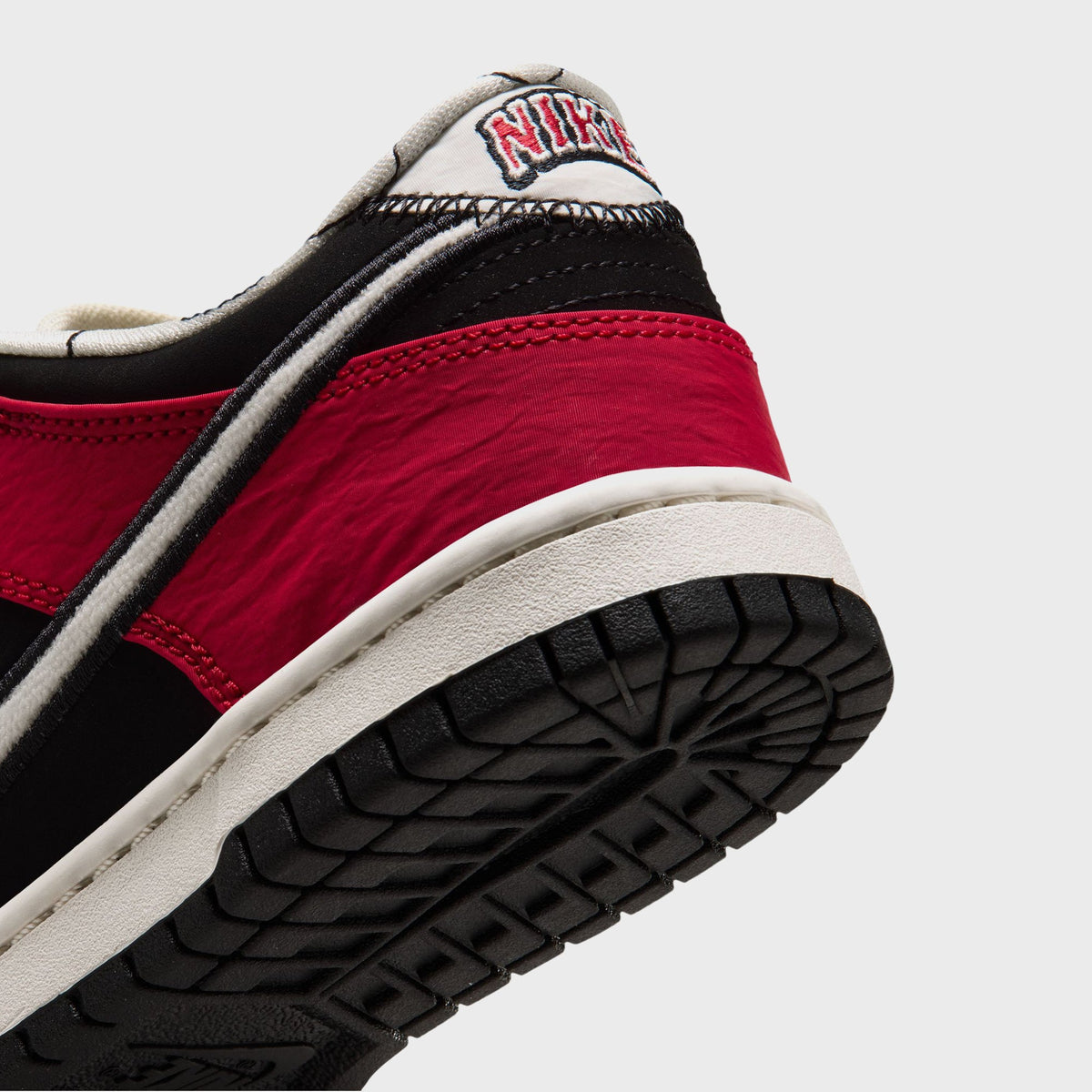 Nike GS Dunk Low Lv8 - Black / University Red / Sail