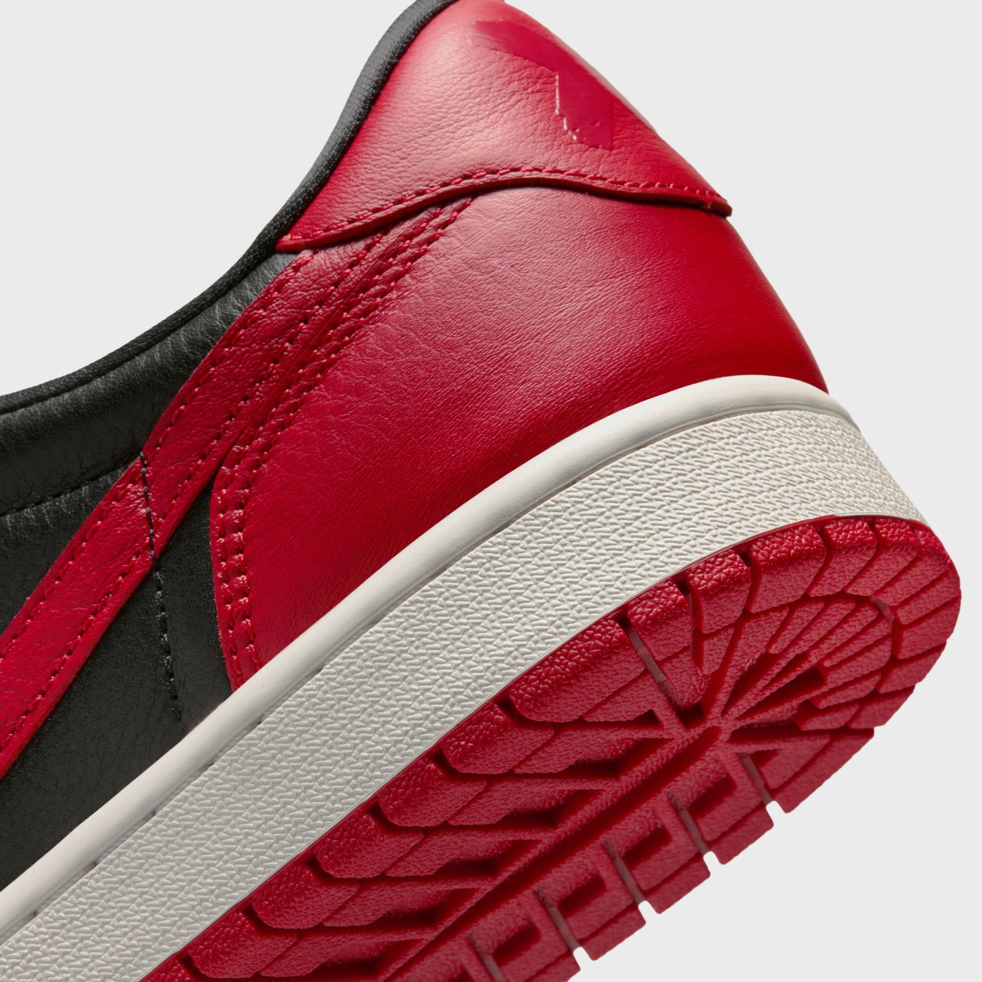 Jordan Air Jordan 1 Retro Low OG - Black / Varsity Red / Summit White