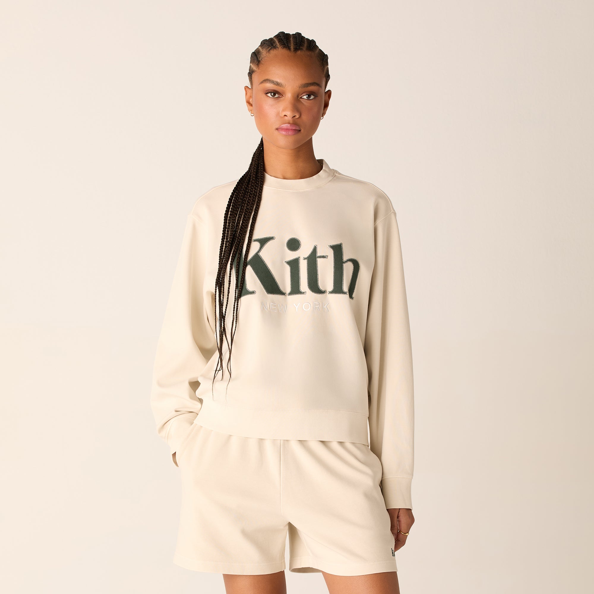 KITH★セリフ アップリケ ネルソン クルーネック 2色 トップス KHM034174-001_P_15111548_Front