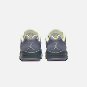 Nike WMNS Air Jordan 5 Retro Low - Indigo Haze / Metallic Silver / Alabaster / Fire Red