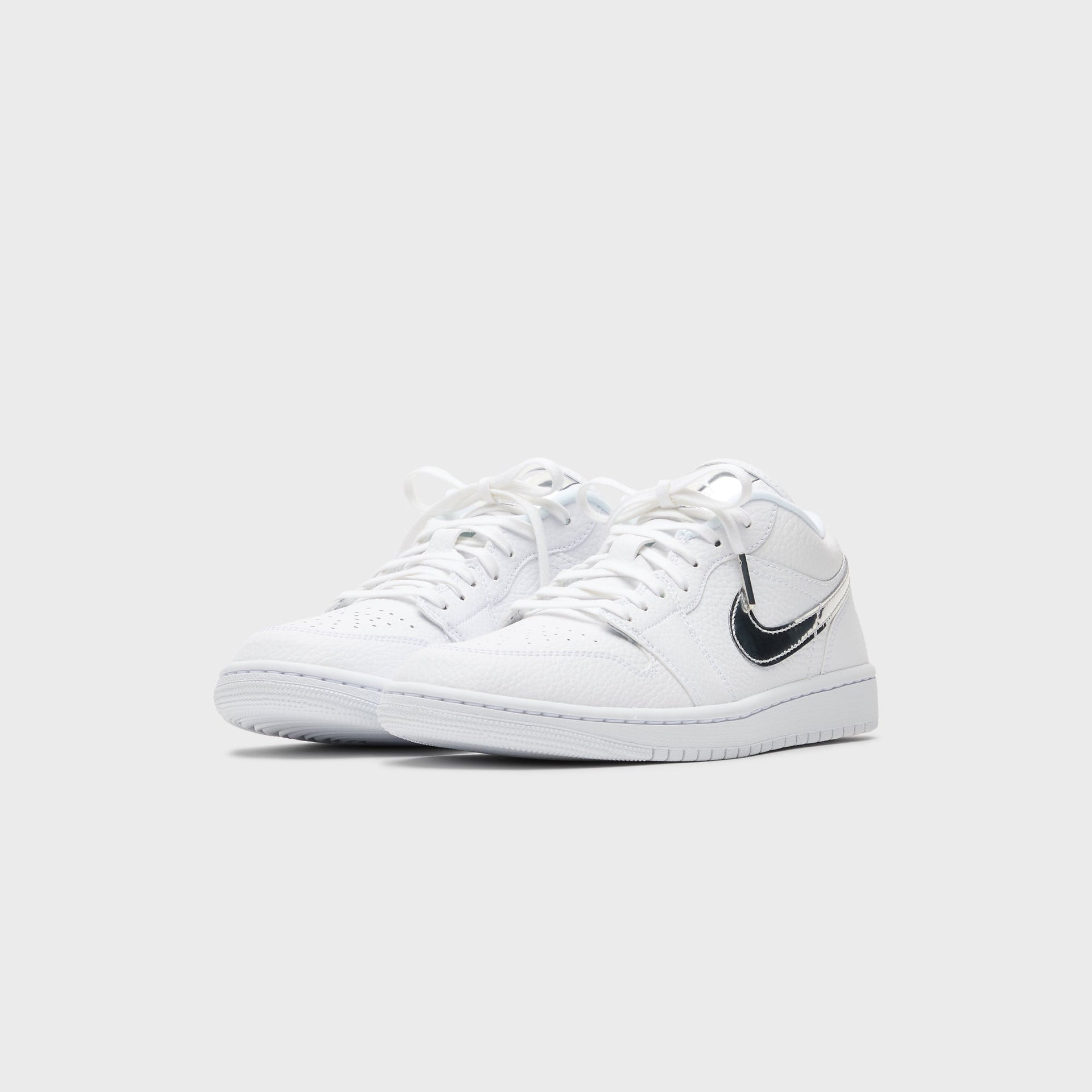 Jordan WMNS Air Jordan 1 Low SE - White / Metallic Silver