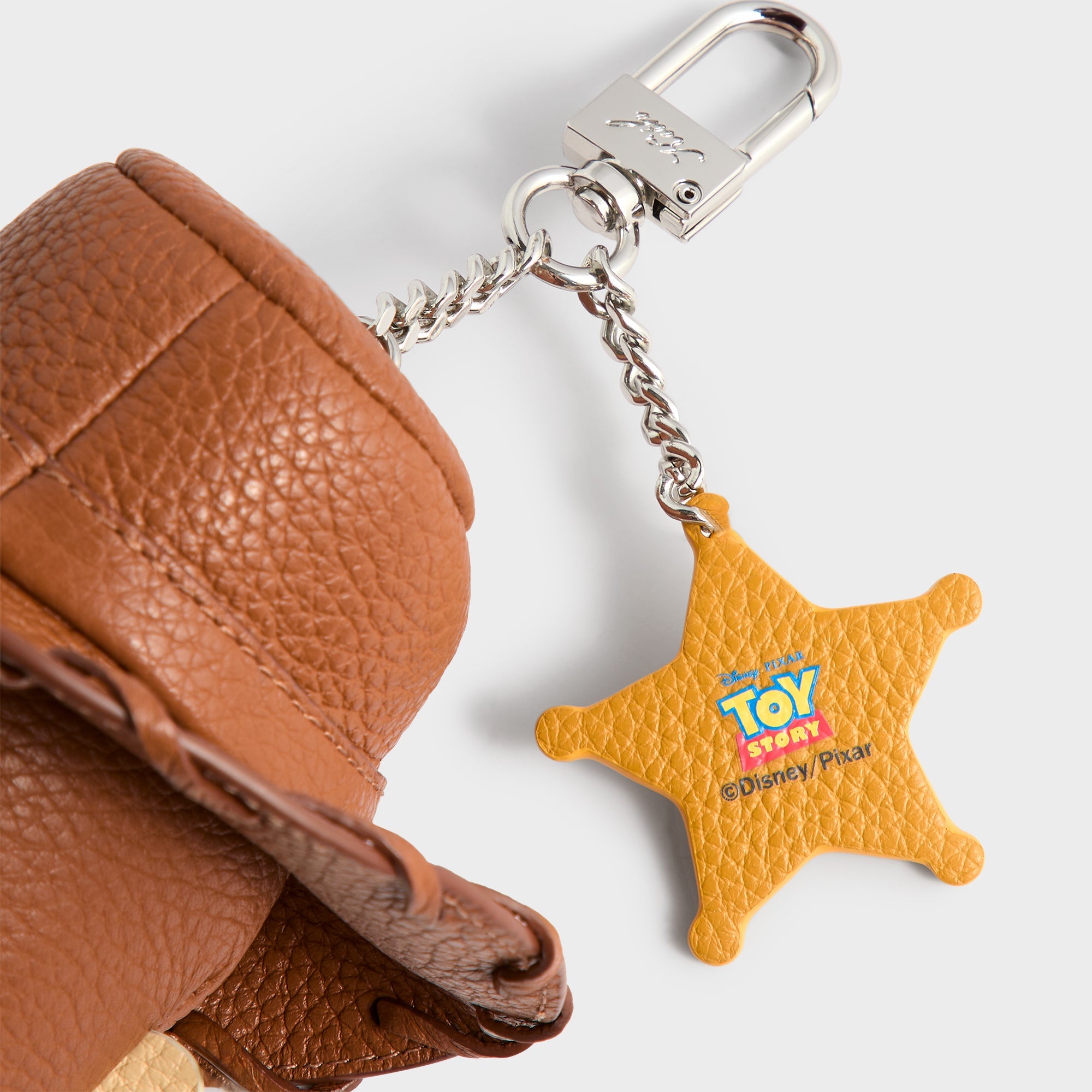 KITH ディズニー・ピクサー ウッディ キーホルダー Disney | Kith for Pixar Woody Leather Key Charm - Multi – Kith Europe