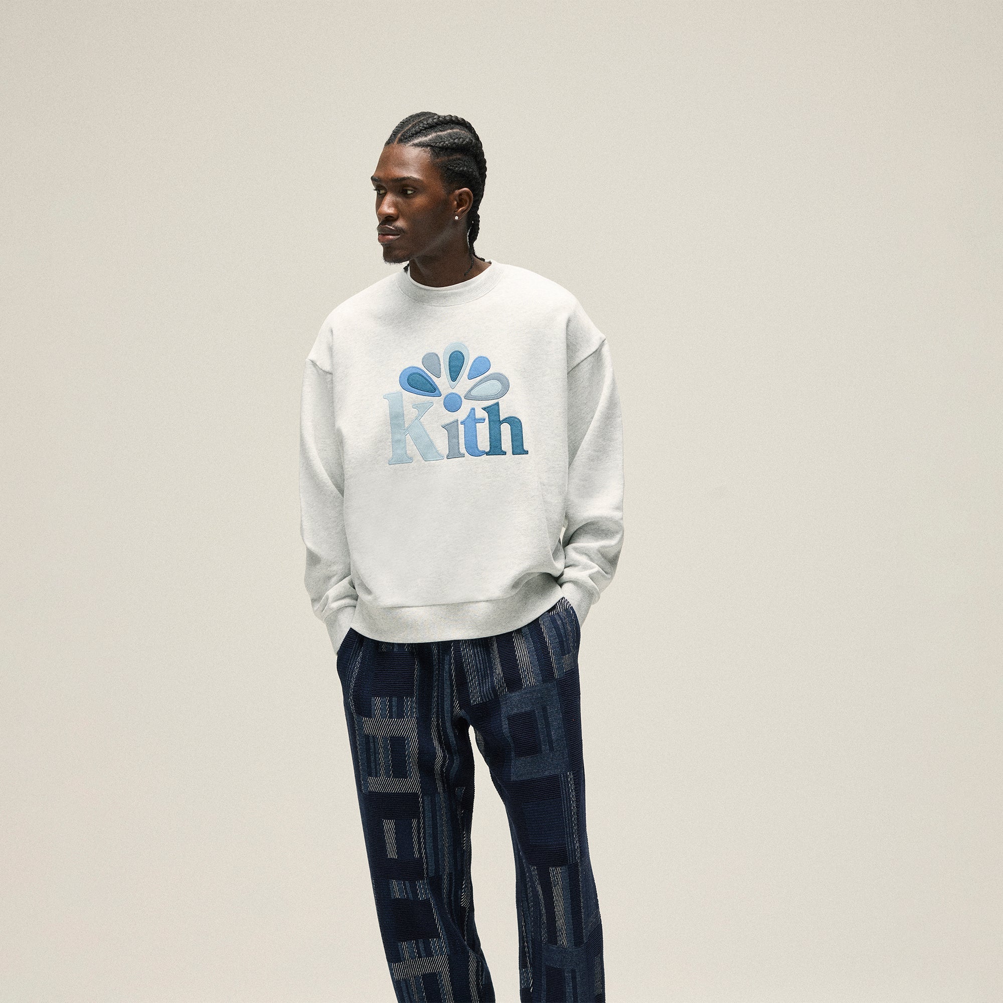 堂々スタイルアップ【Kith】Applique Nelson Crewneck Kith Serif Applique Nelson Crewneck - Light Heather Grey