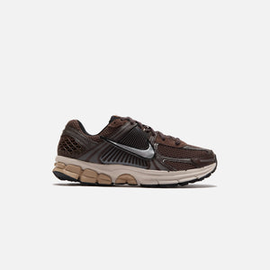 Nike WMNS Zoom Vomero 5 - Baroque Brown / Chrome / Light Orewood