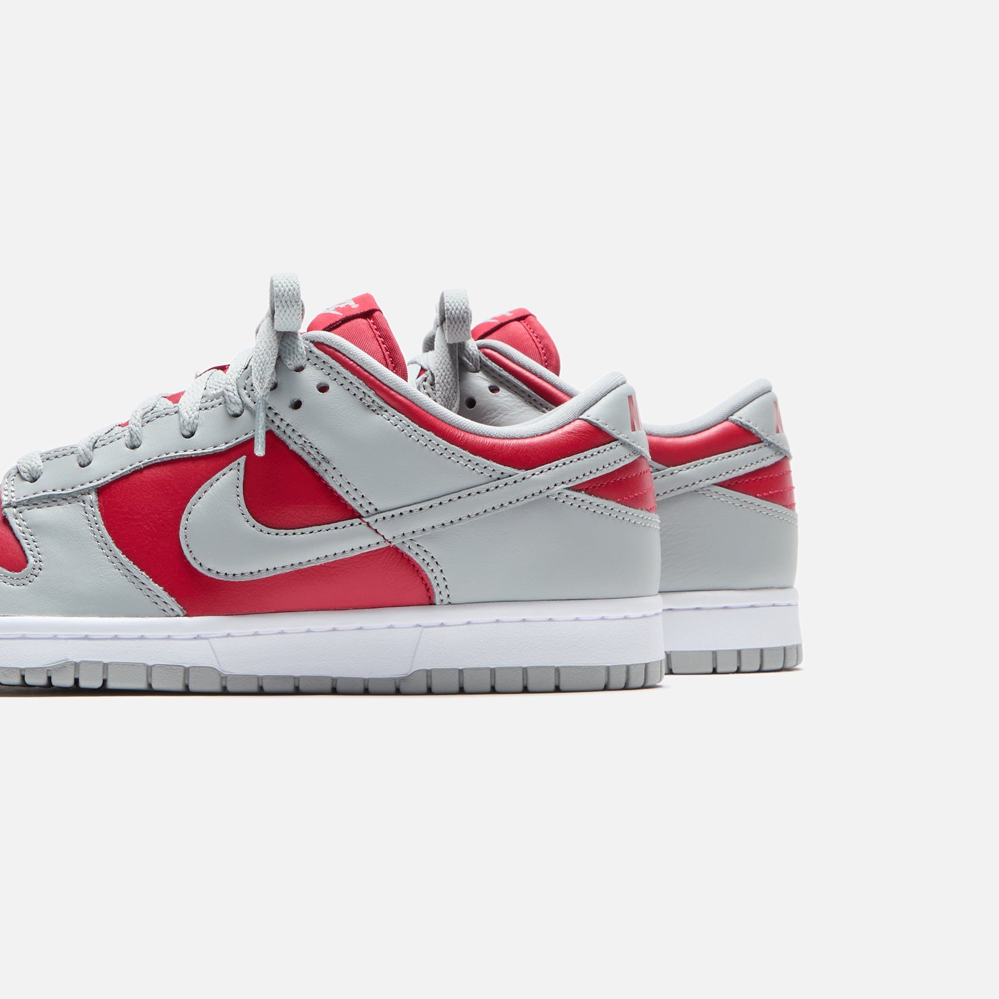 Nike Dunk Low QS グレー/レッド スニダンで購入可｜Nike WMNS Dunk Low 
