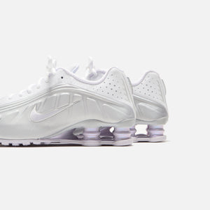 Nike WMNS Shox R4 - White / Metallic Platinum / Platinum Tint / Barely Grape