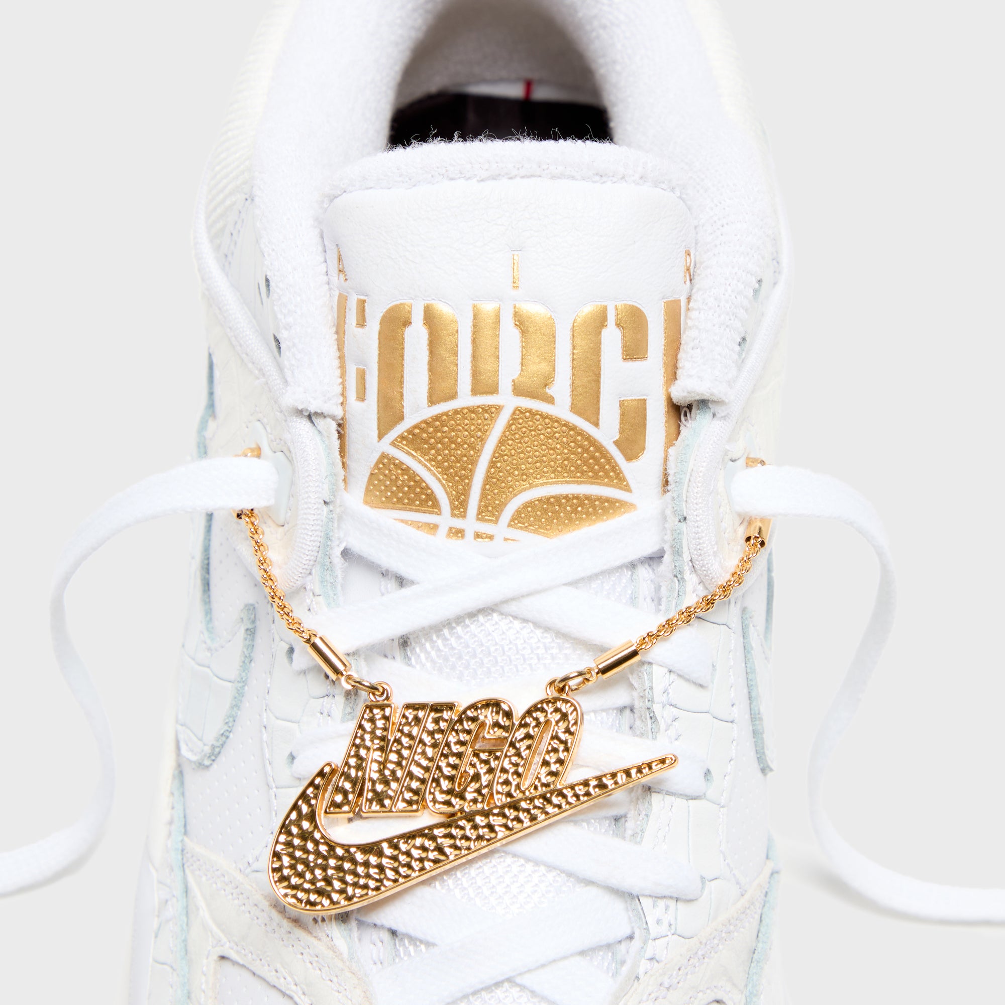 nike air force max low white gold