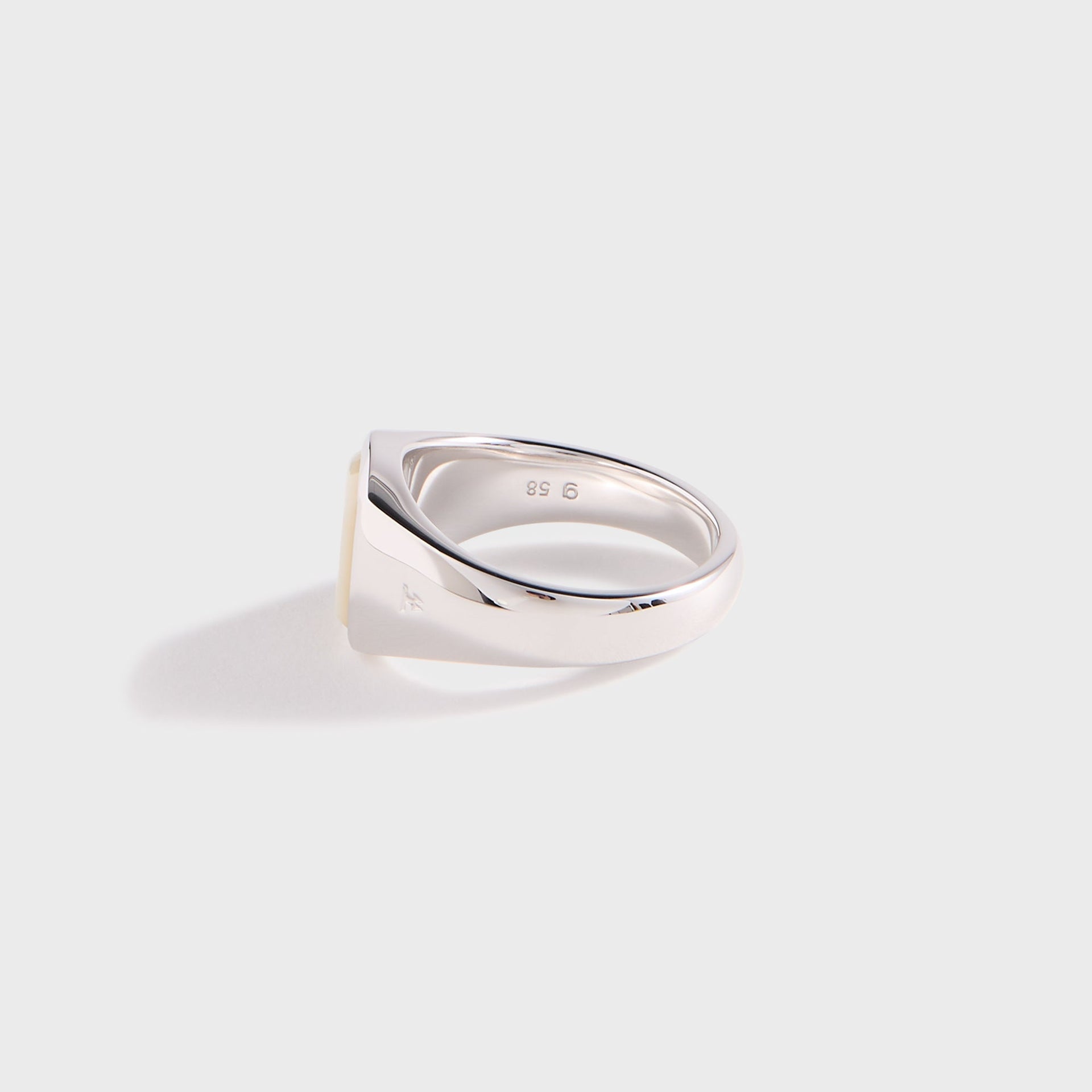 Tom Wood Kay Ring - White / Mother of Pearl