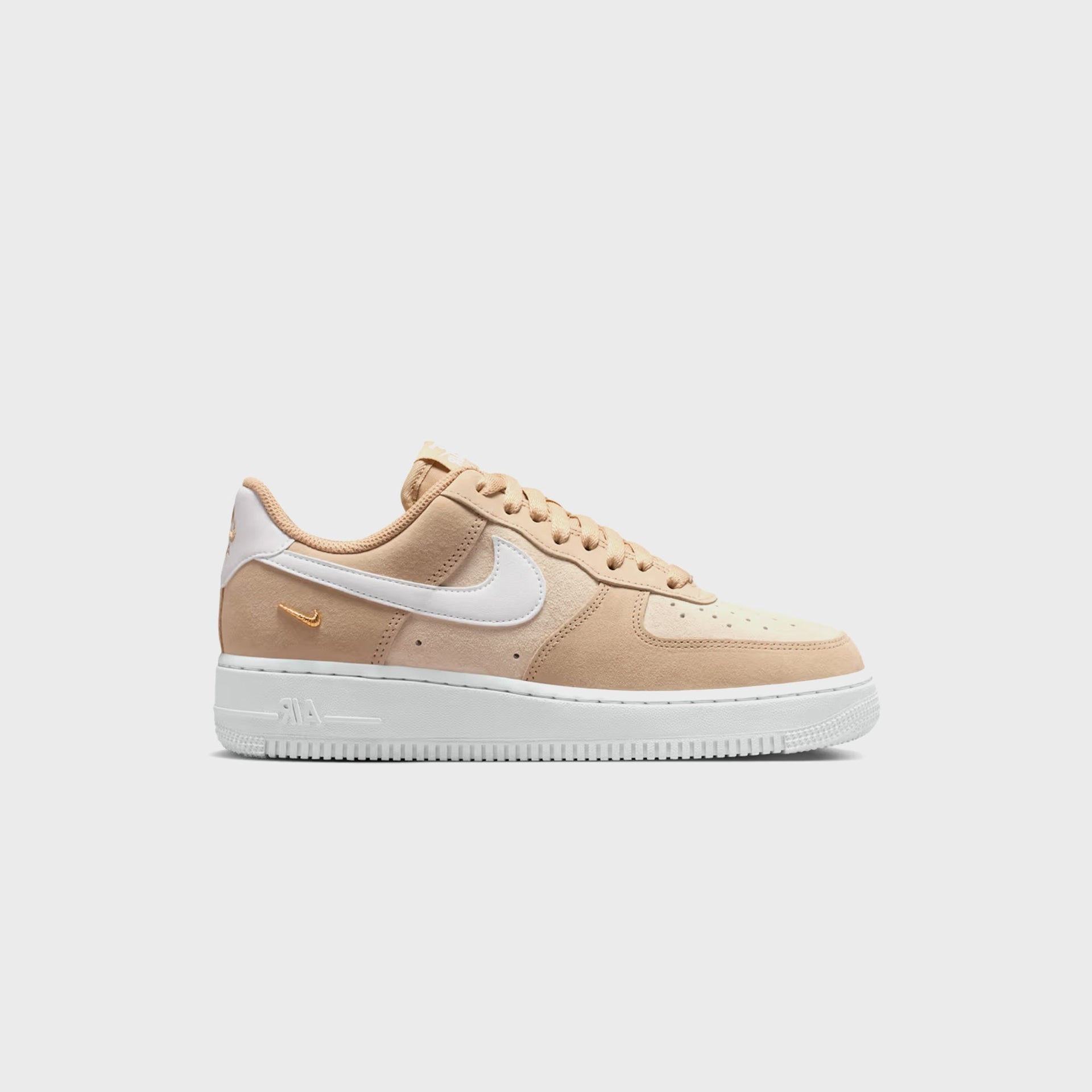 Nike WMNS Air Force 1 '07 Low SE - Linen / White / Sanddrift / Metallic Gold