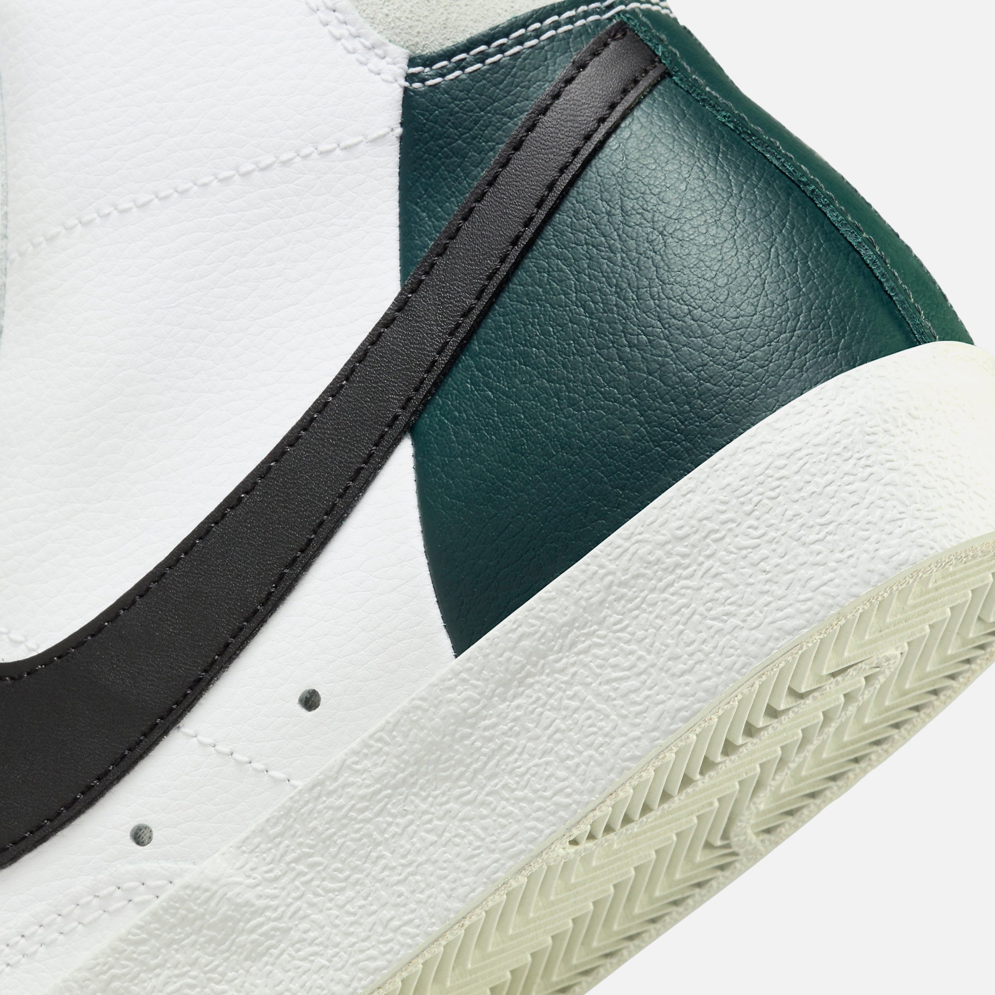 Nike Blazer Mid `77 Se - White / Black / Deep Jungle / Light