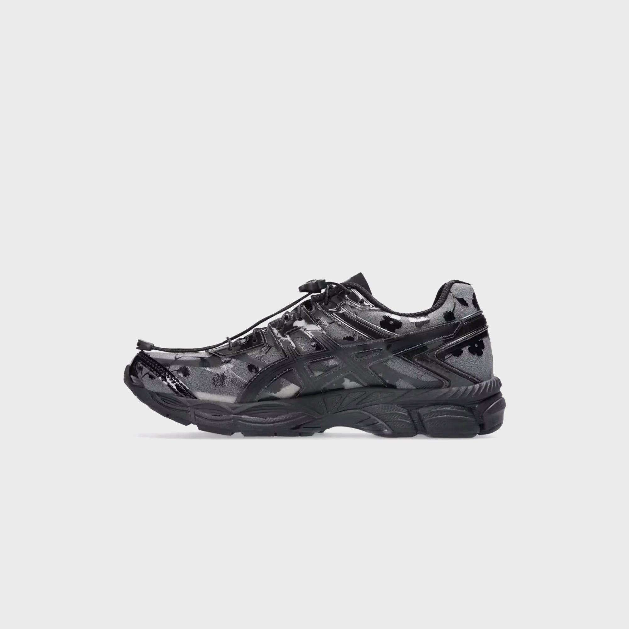 【Asics x Cecilie Bahnsen】 Gel-Cumulus 16 Black ★大人気★ Asics Cecilie Bahnsen Gel-Cumulus 16 Black/Black – ESSXNYC