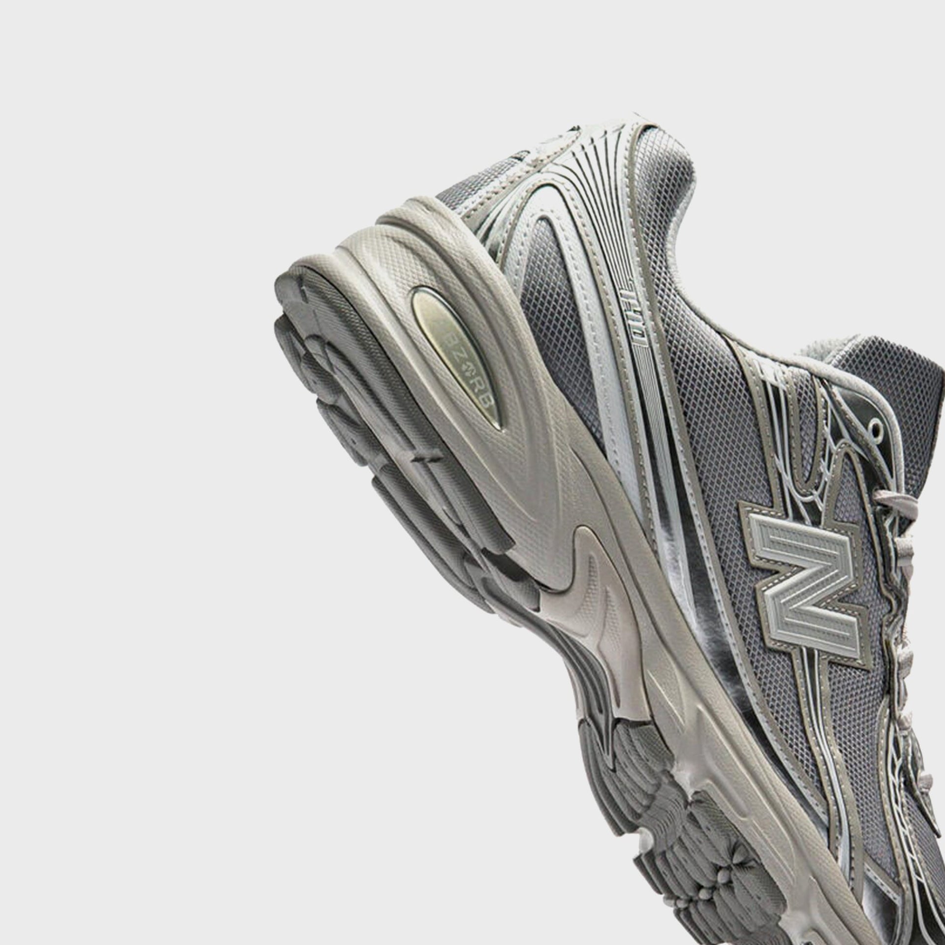 New Balance 740 - Metallic Silver