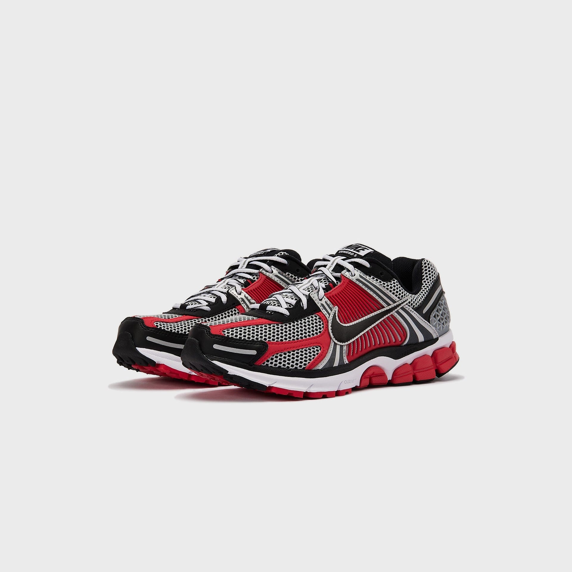 Zoom Vomero 5 - Metallic Silver / Black / University Red