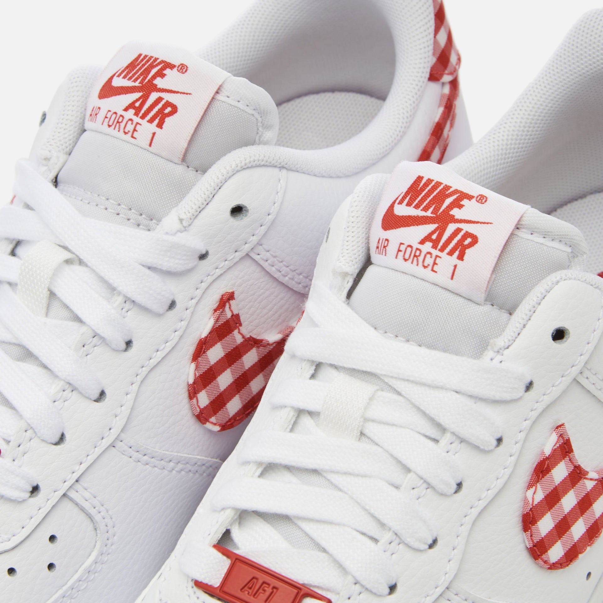 Nike Air Force 1 '07 Femme - Blanc Tendance / Rouge Mystique
