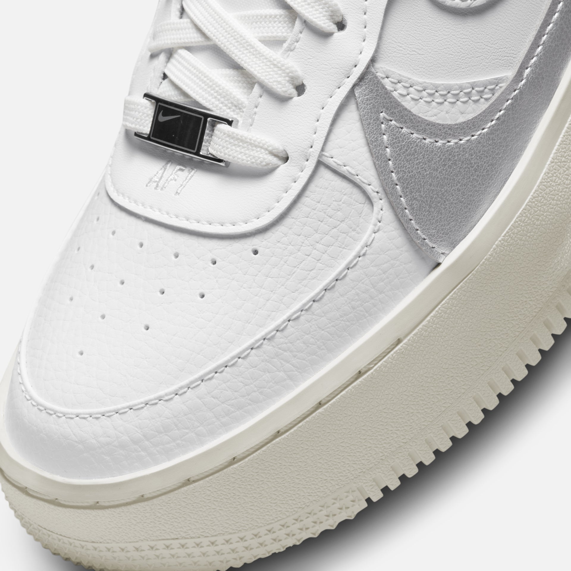 Nike WMNS Air Force 1 PLT.AF.ORM - Summit White / Metallic