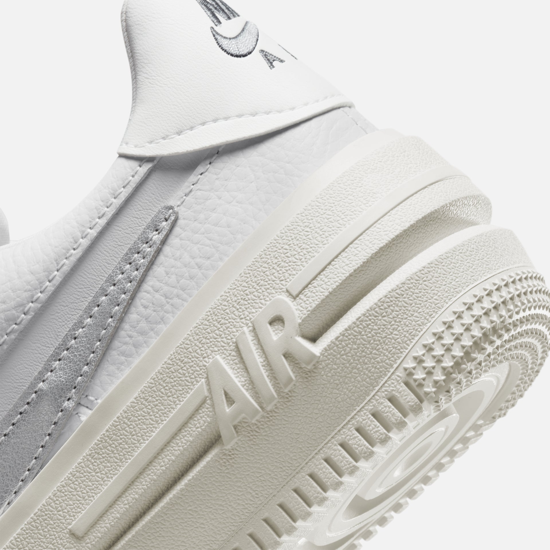 Nike WMNS Air Force 1 PLT.AF.ORM - Summit White / Metallic