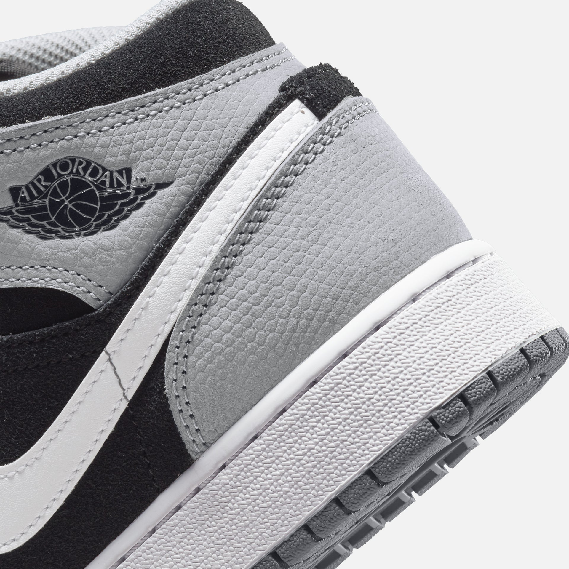 Jordan GS Air Jordan 1 Mid SE - Noir / Blanc / Gris fumé clair / Rouge université