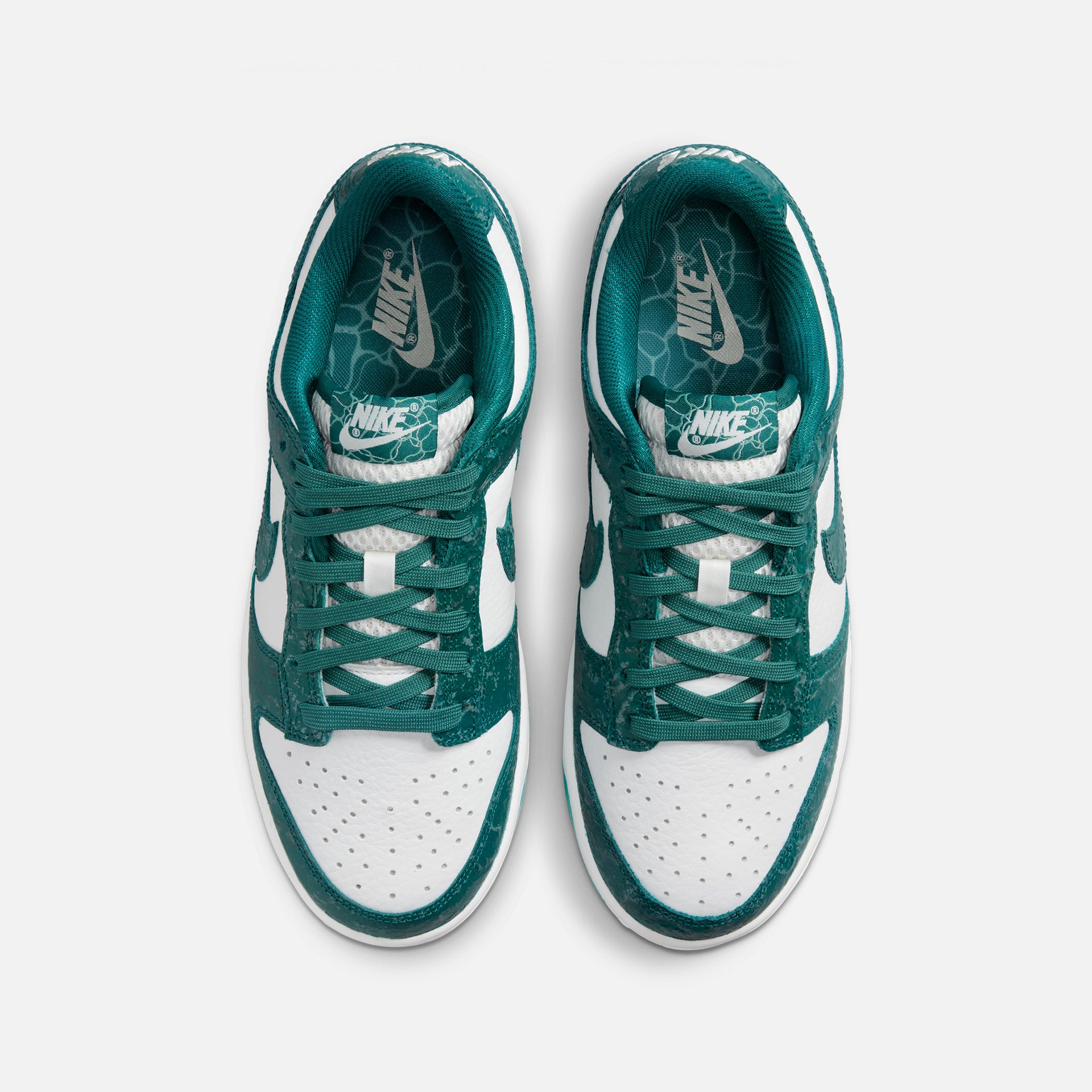 Nike Wmns Dunk Lo - Blanc Sommet / Épicéa Brillant
