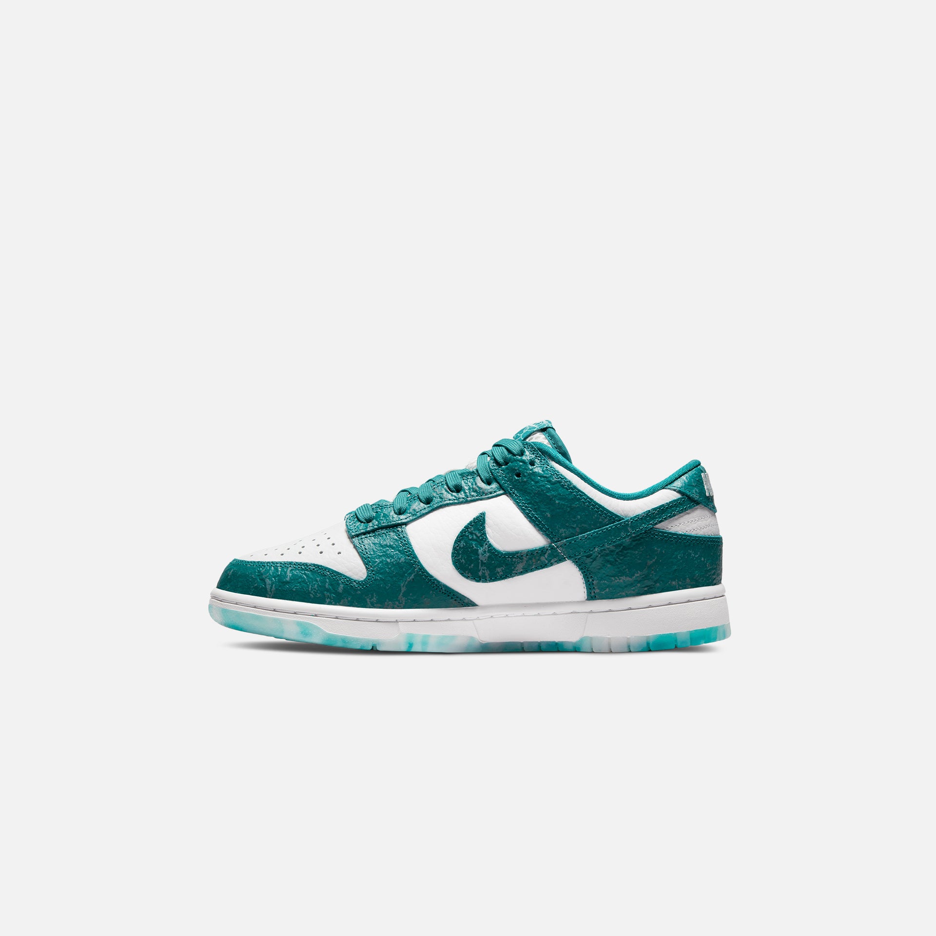 Nike Wmns Dunk Lo - Blanc Sommet / Épicéa Brillant