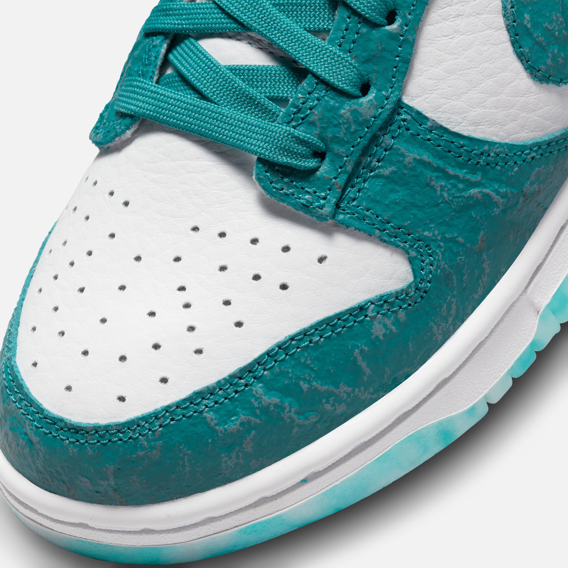 Nike Wmns Dunk Lo - Blanc Sommet / Épicéa Brillant