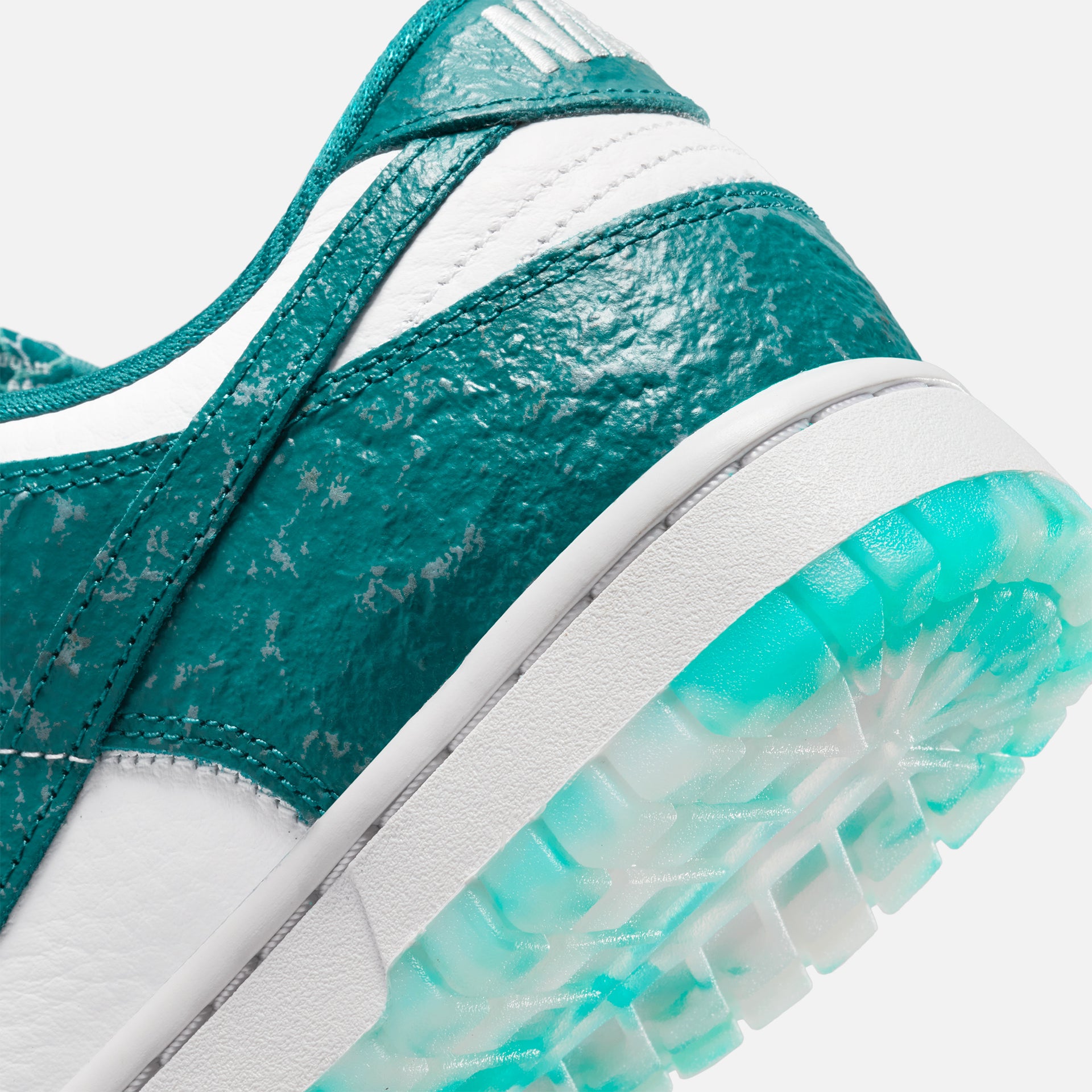 Nike Wmns Dunk Lo - Blanc Sommet / Épicéa Brillant
